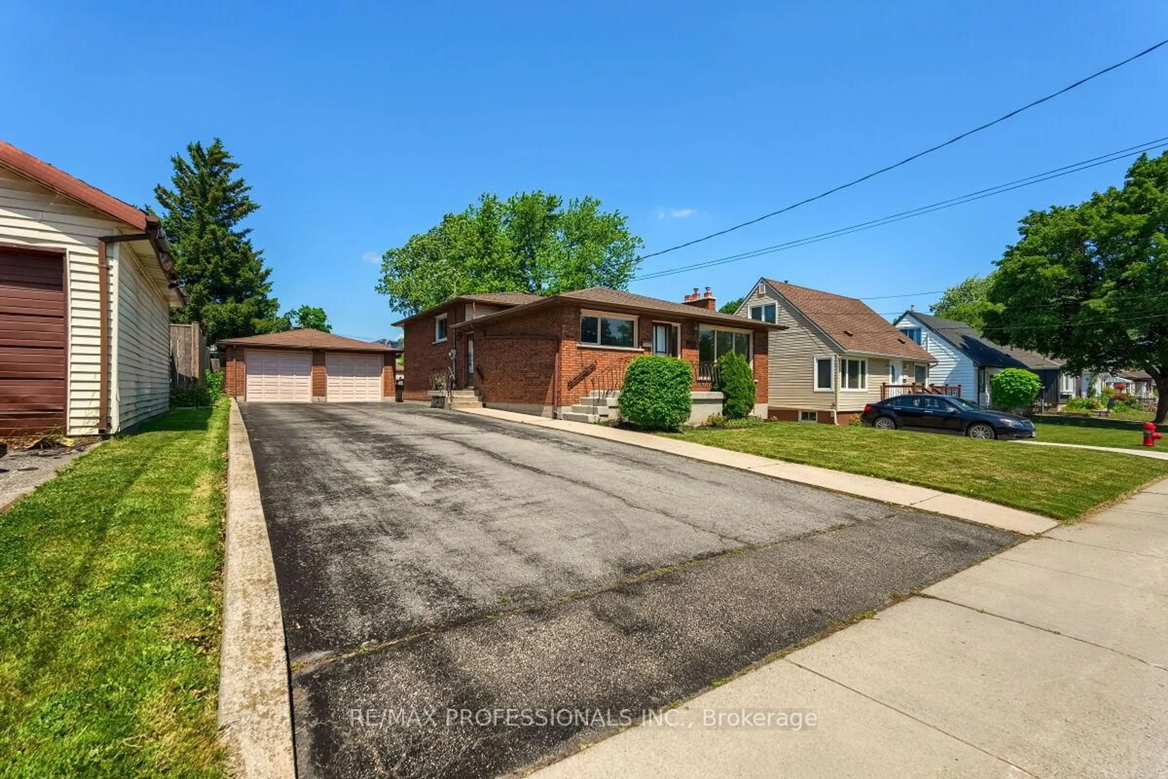 A pic from outside/outdoor area/front of a property/back of a property/a pic from drone, street for 236 East 21st St, Hamilton Ontario L8V 2T7