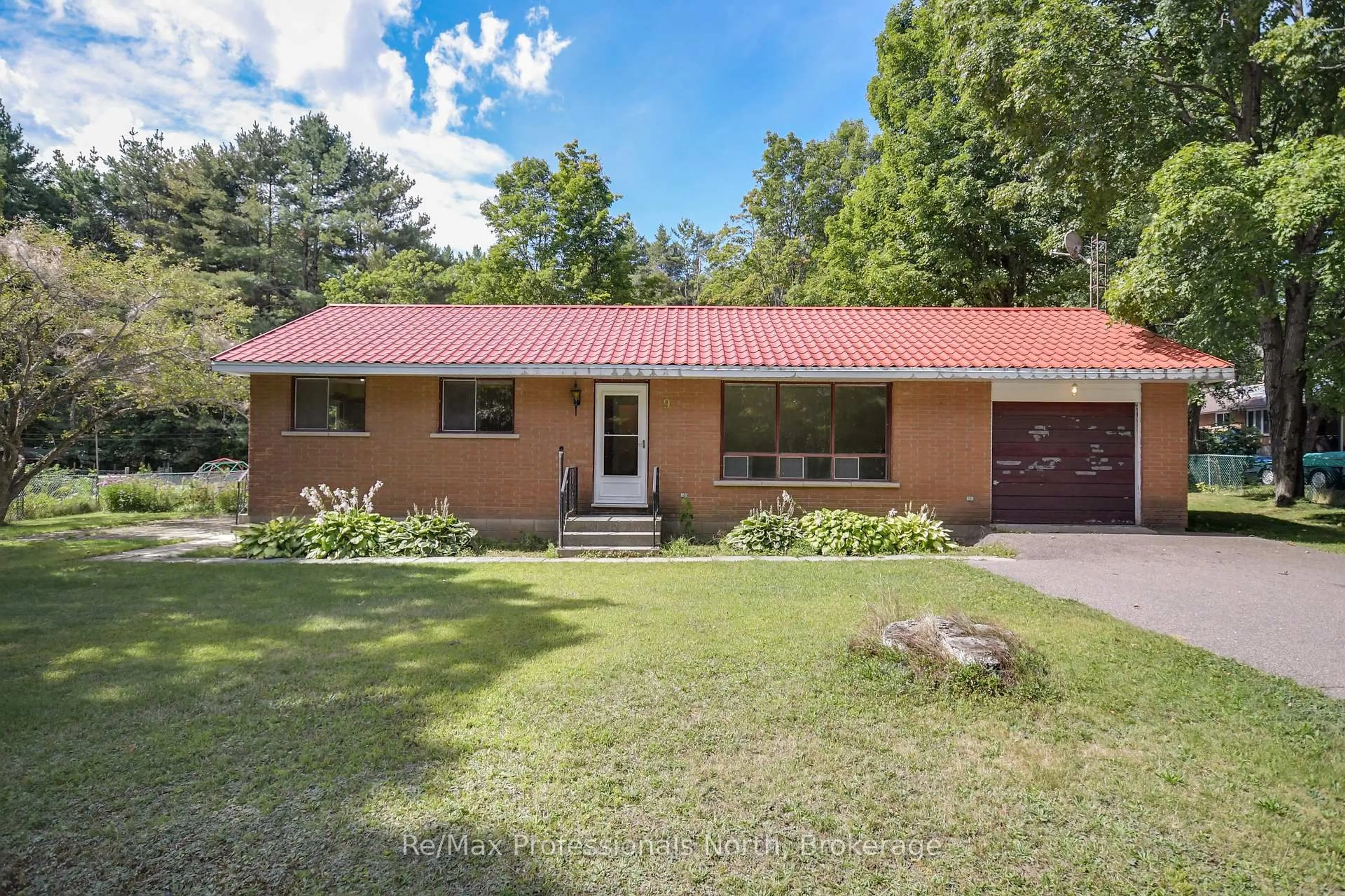 Home with brick exterior material, street for 9 Macnaughtan Crt, Bracebridge Ontario P1L 1L6