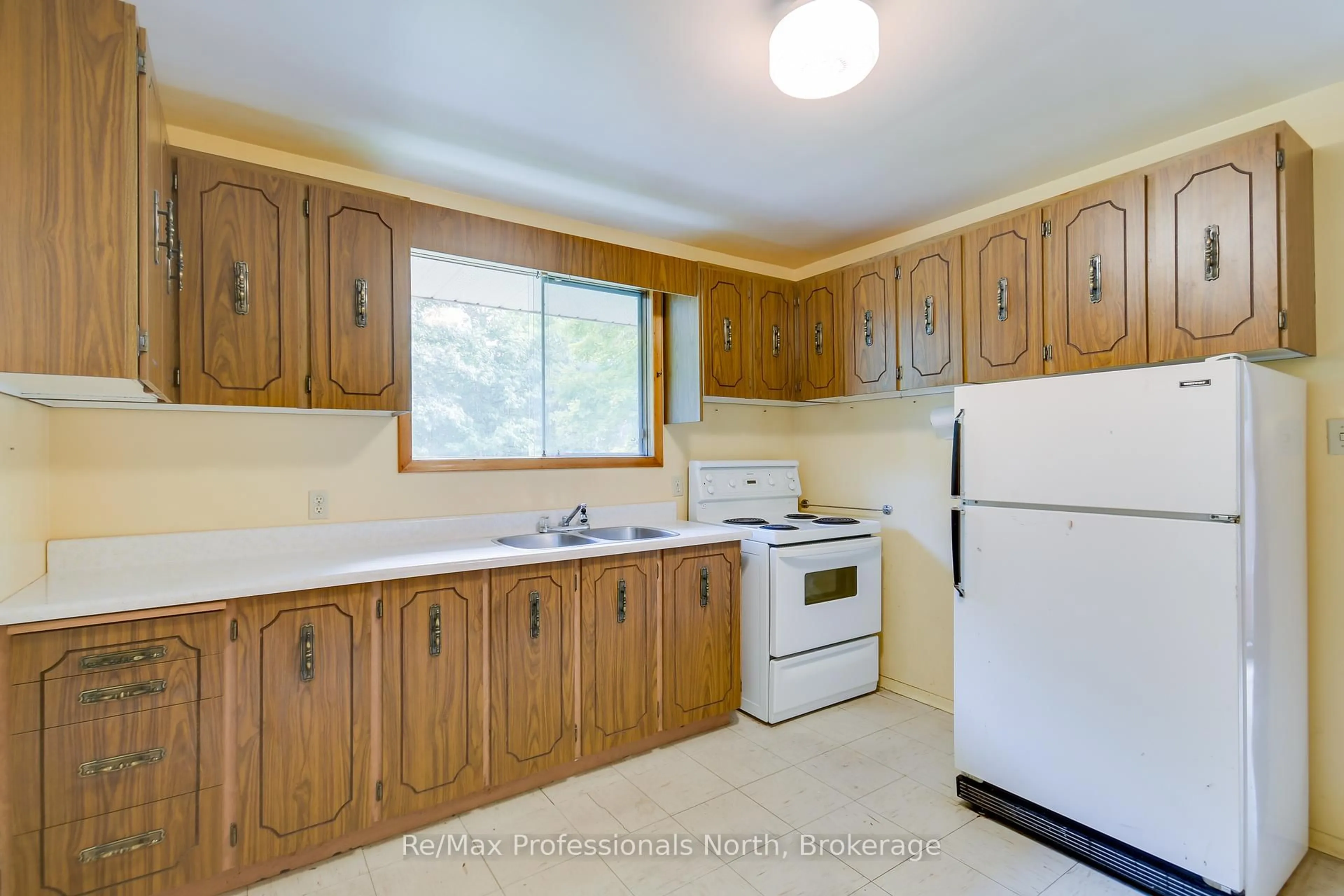 Standard kitchen, unknown for 9 Macnaughtan Crt, Bracebridge Ontario P1L 1L6
