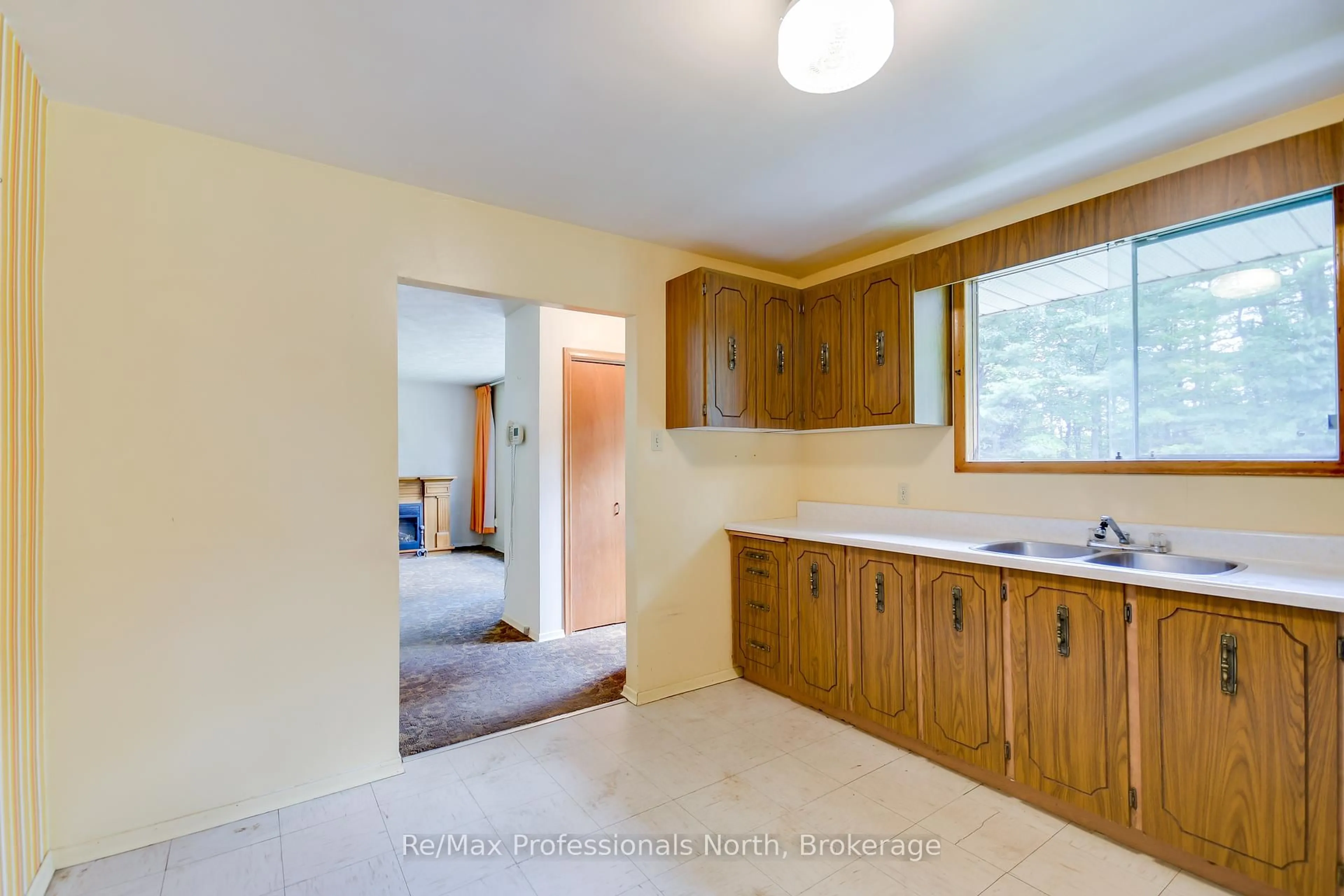Standard kitchen, unknown for 9 Macnaughtan Crt, Bracebridge Ontario P1L 1L6