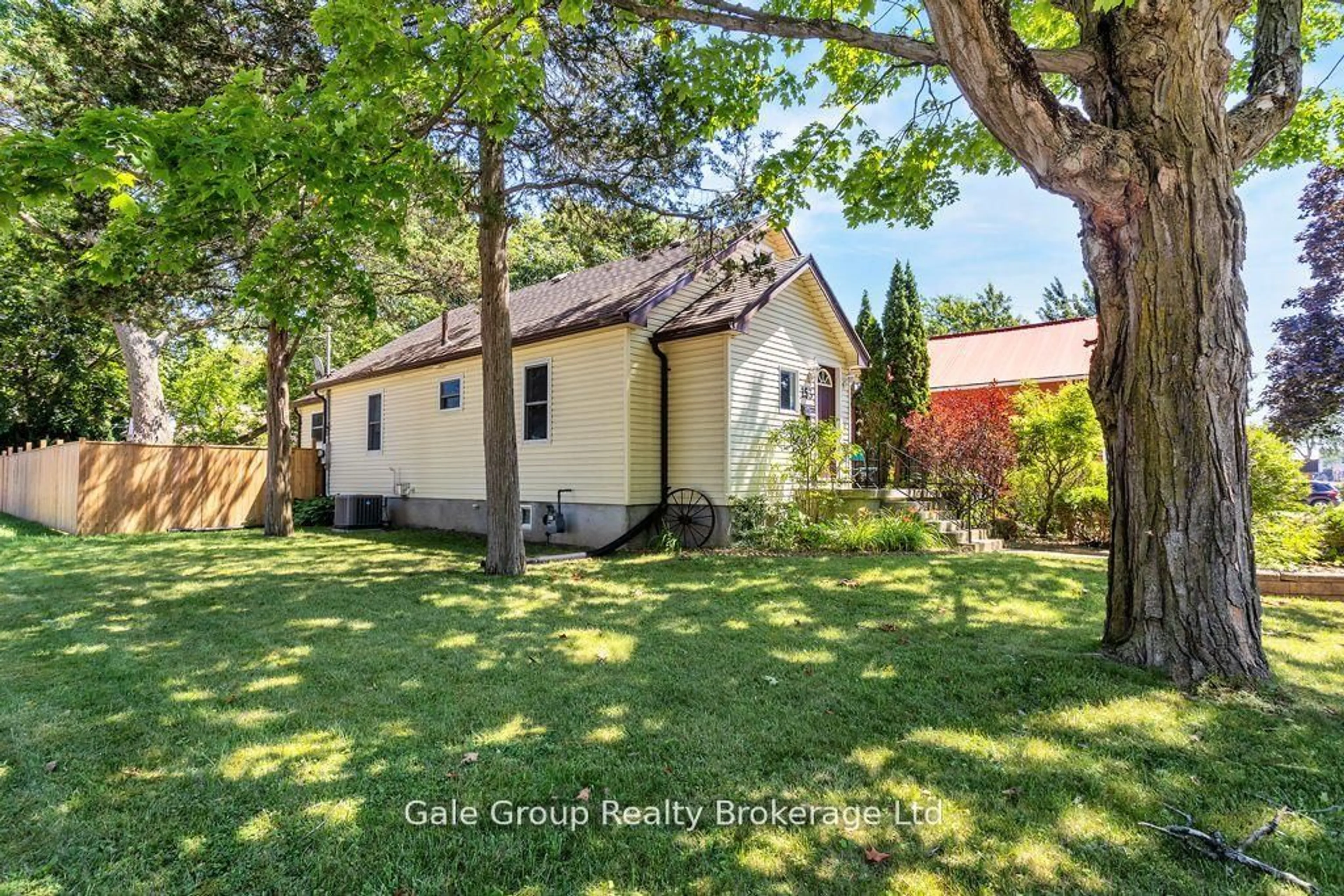 A pic from outside/outdoor area/front of a property/back of a property/a pic from drone, street for 253 John St, Aylmer Ontario N5H 2B2