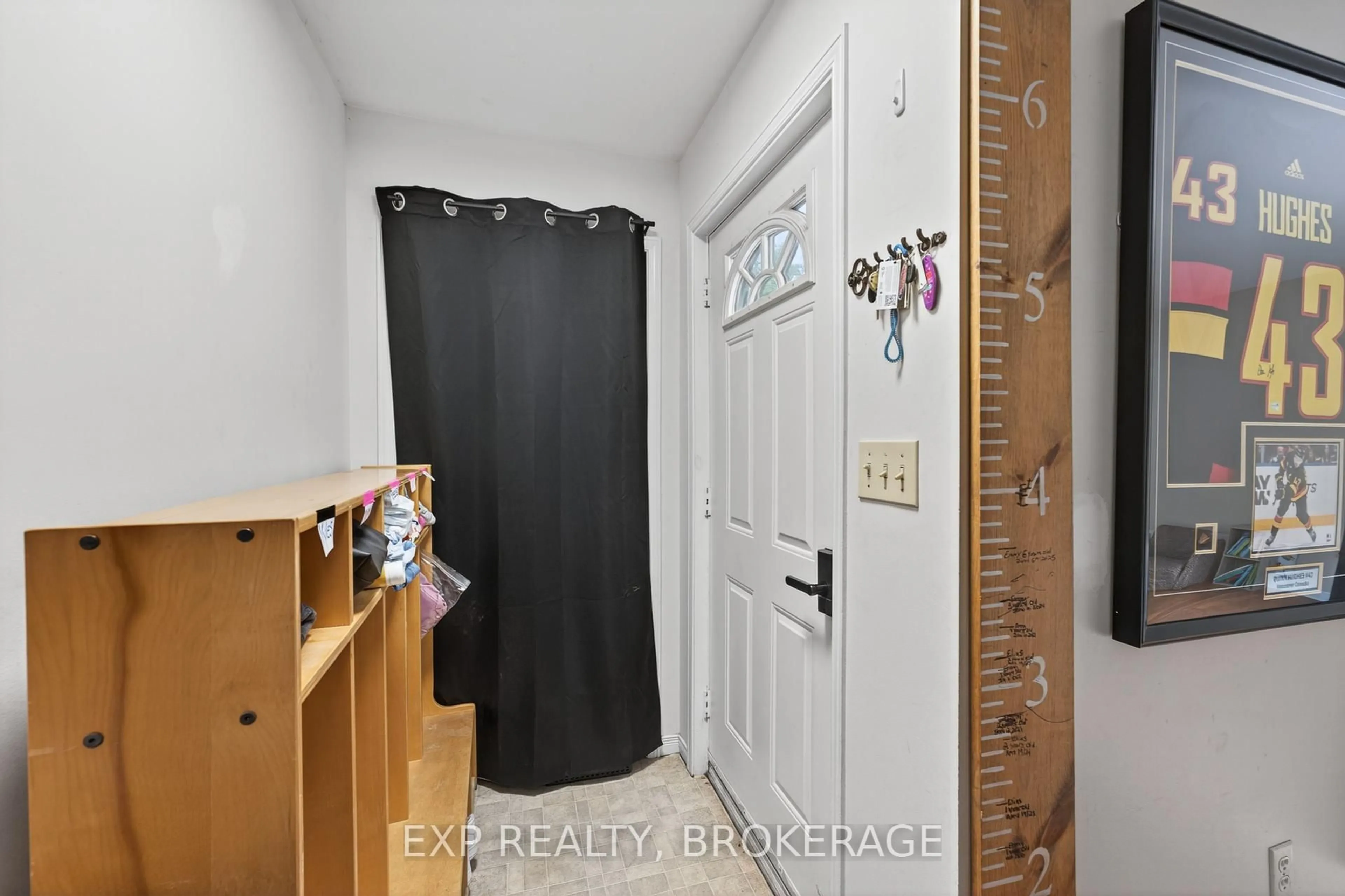Indoor entryway for 122 Birch St, Gananoque Ontario K7G 2T4