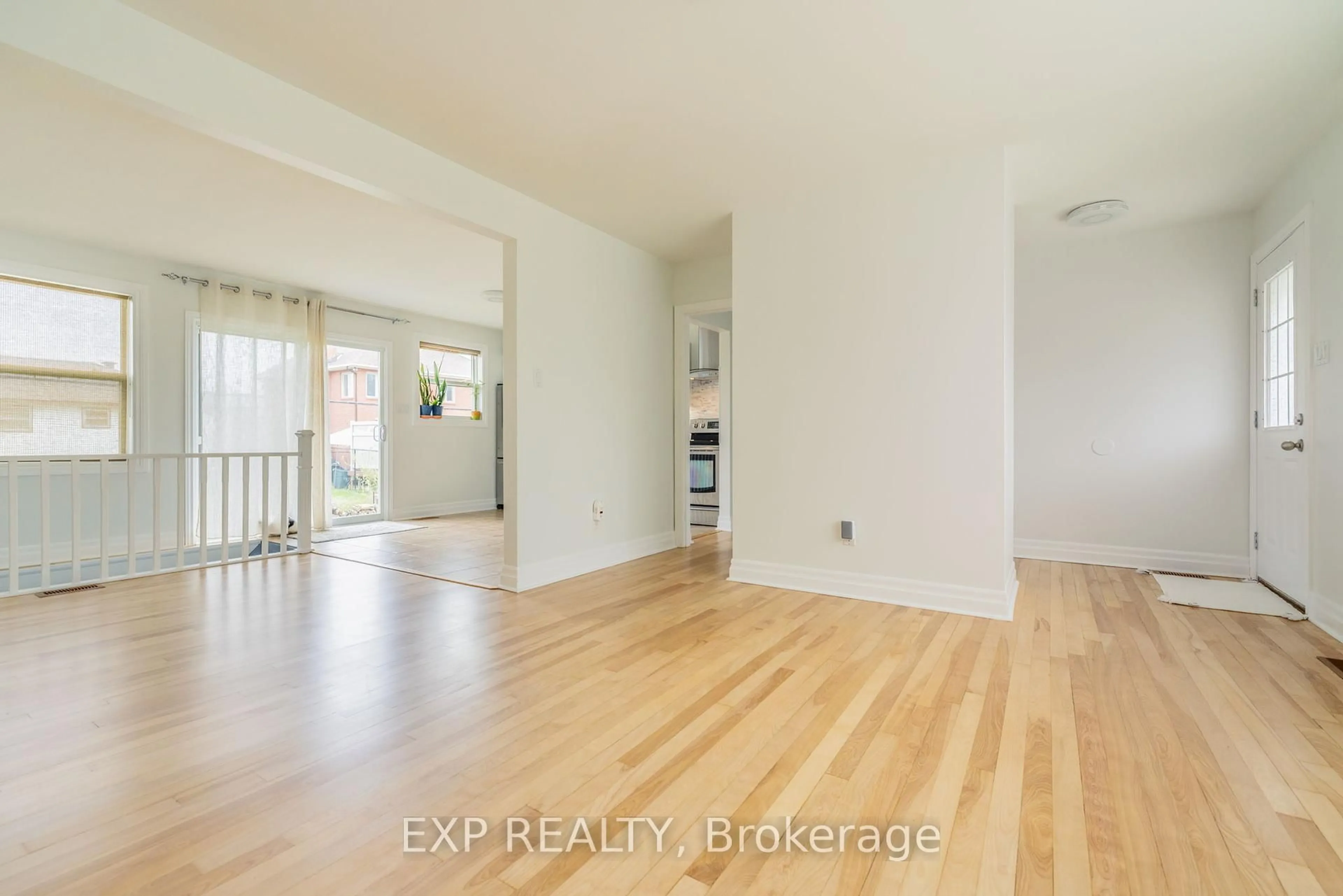 Indoor entryway for 1954 Rosebella Ave, Ottawa Ontario K1T 1G7