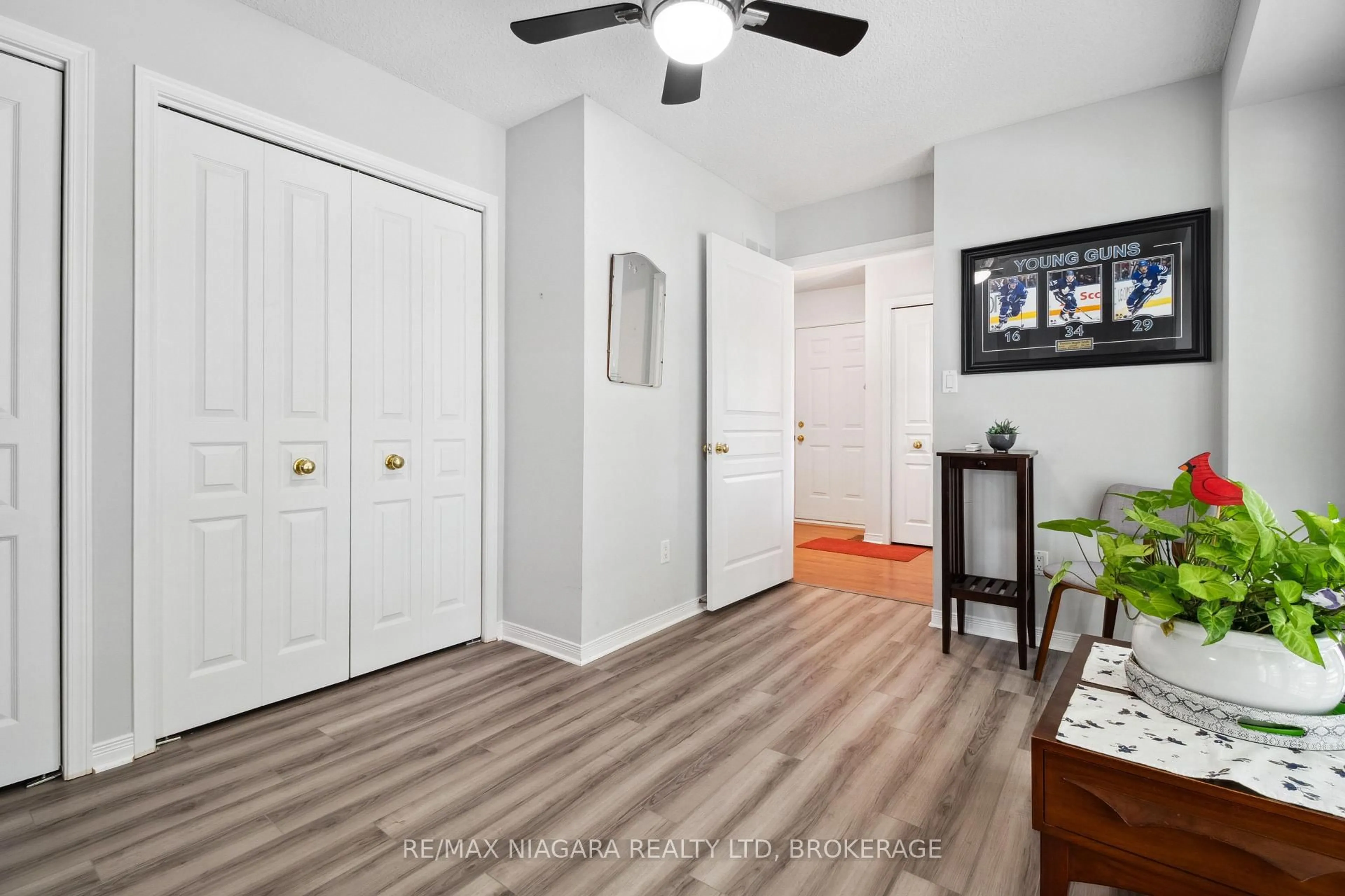 Indoor entryway for 2684 Mewburn Rd #17, Niagara Falls Ontario L2J 0A9