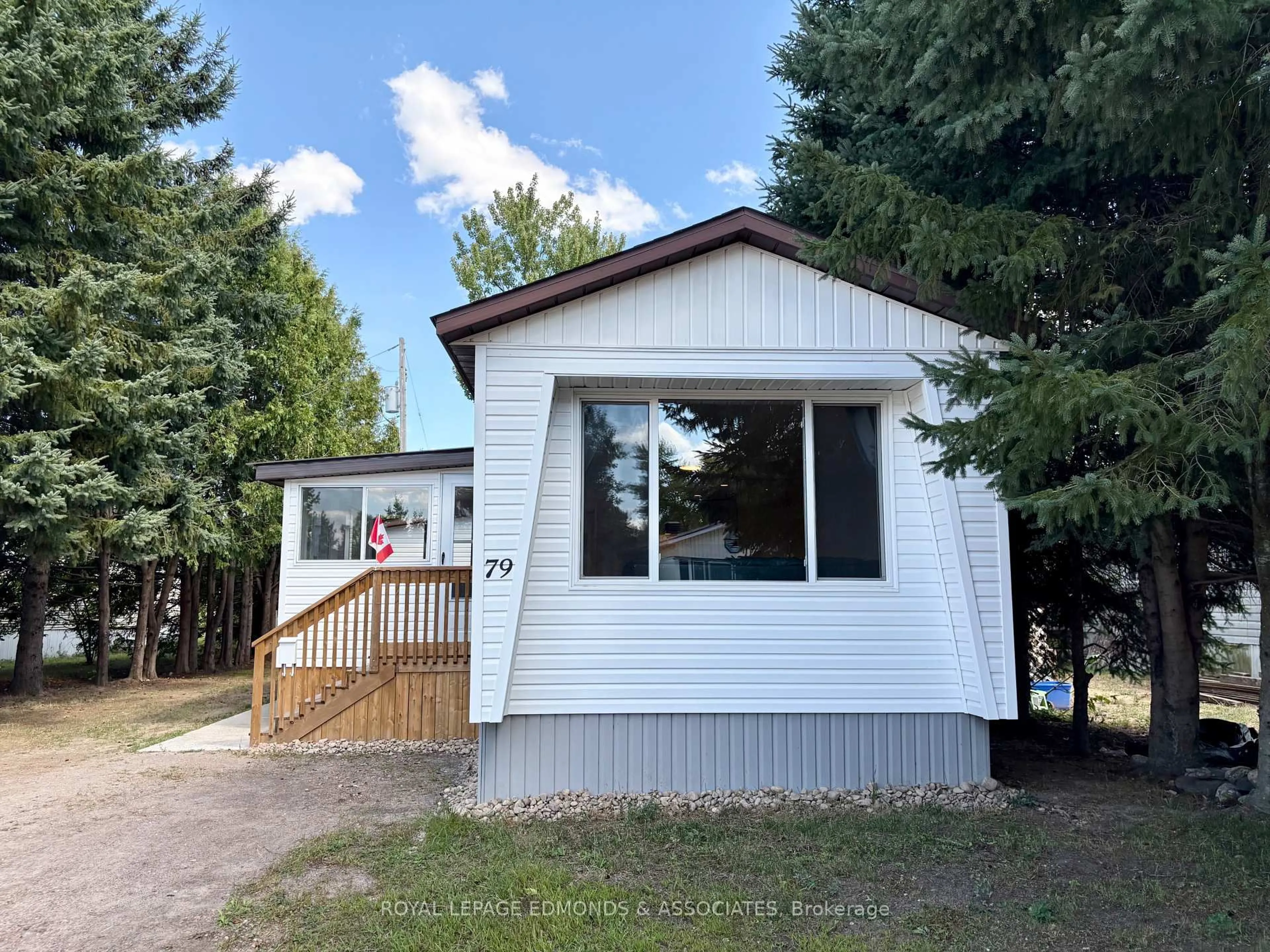 Home with vinyl exterior material, street for 79 Pinehurst Estates, Petawawa Ontario K8H 2H2