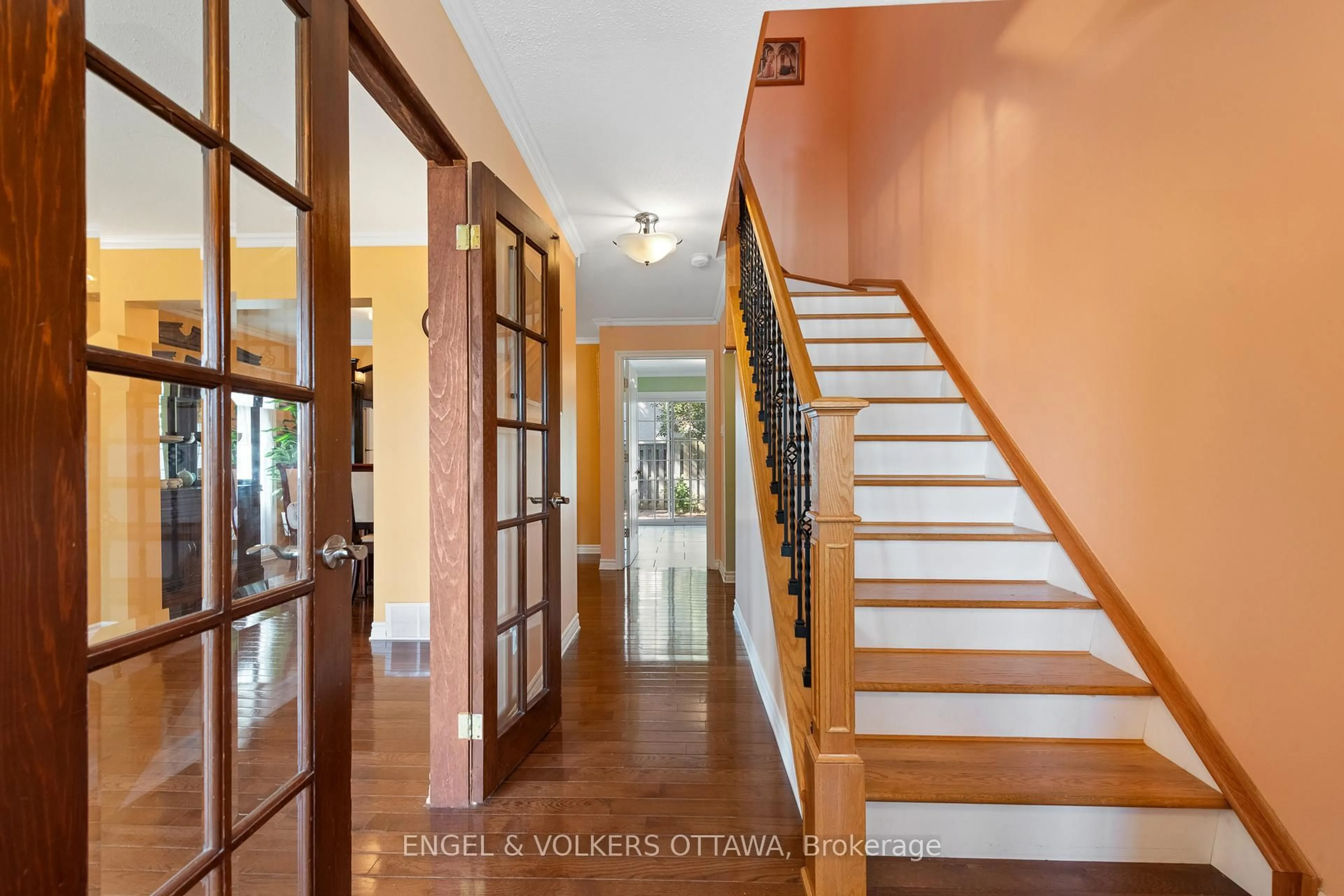 Indoor entryway for 302 Kintyre Private #105, Ottawa Ontario K2C 3M6