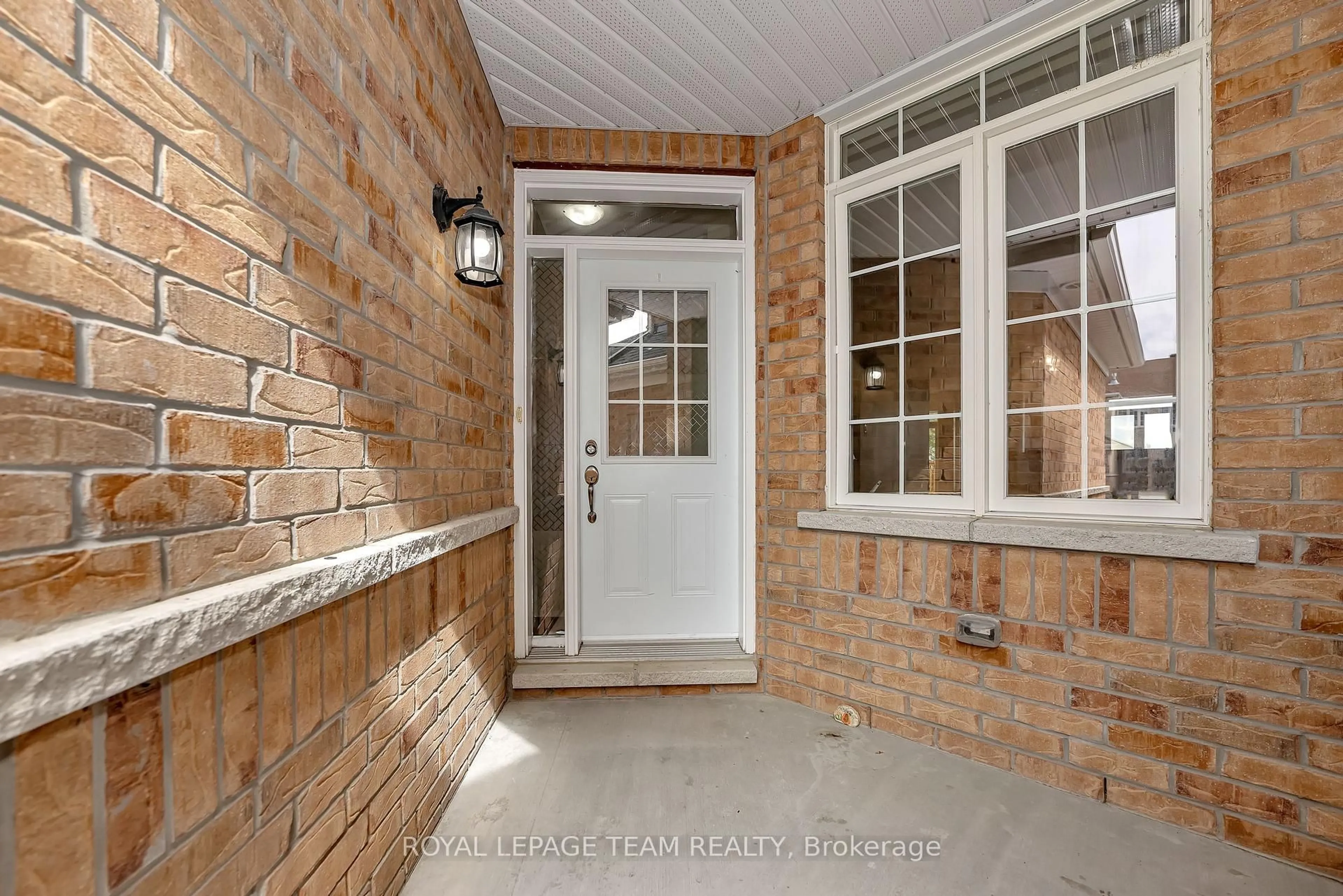 Indoor entryway for 142 Desmond Trudeau Dr, Arnprior Ontario K7S 0H1