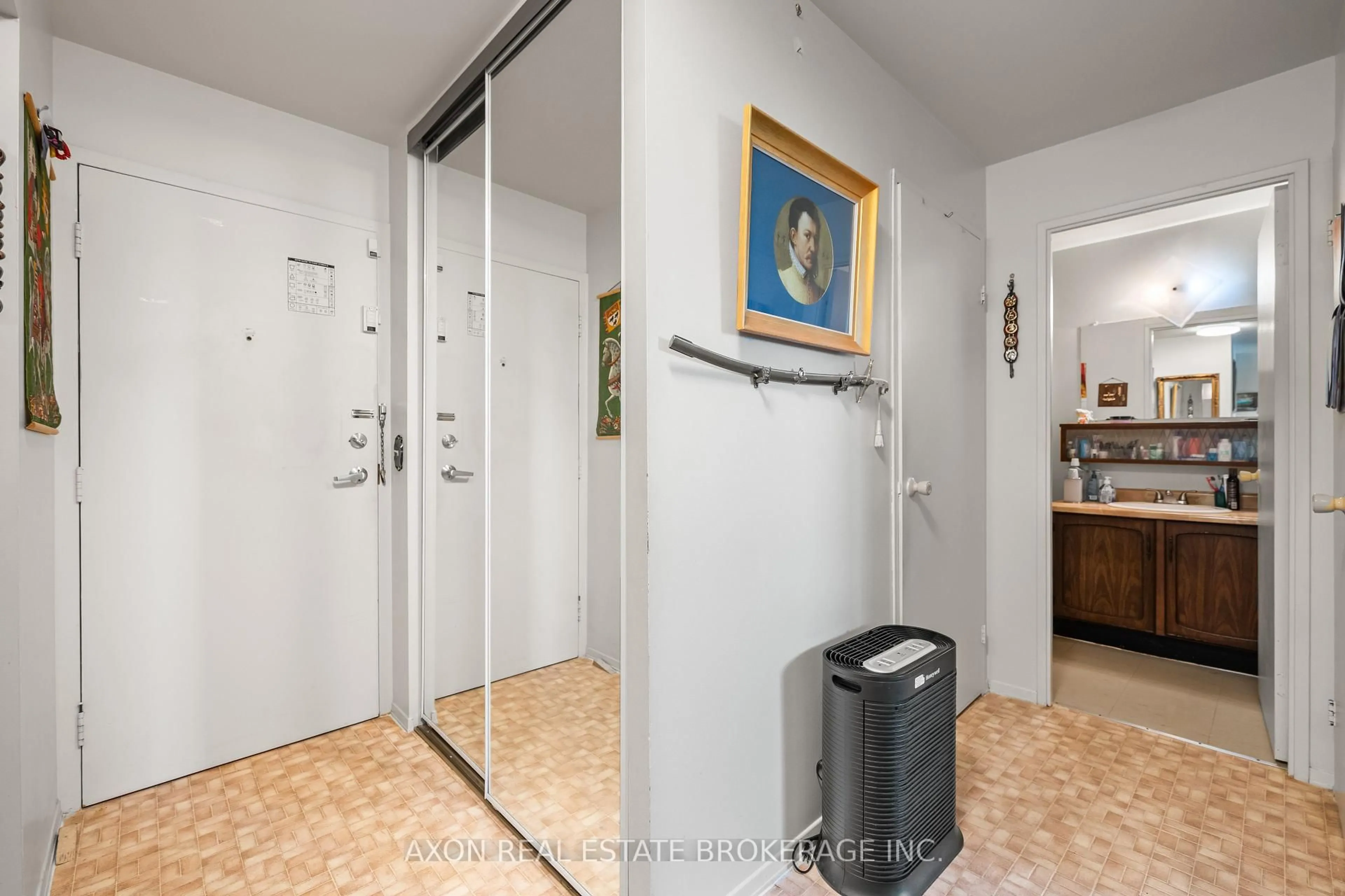 Indoor foyer for 358 Queen Mary Rd #504, Kingston Ontario K7M 7E8