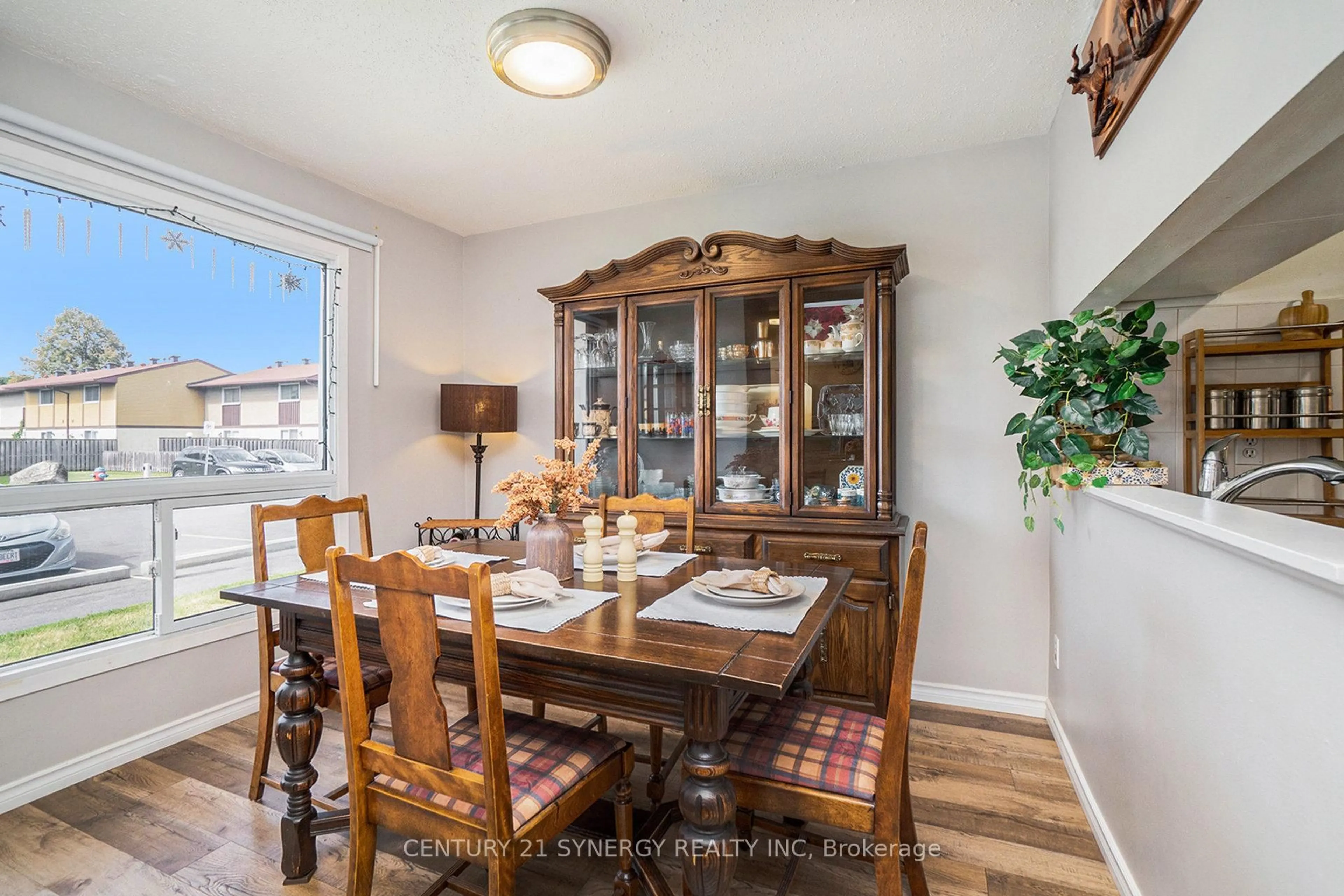 Dining room, wood/laminate floor for 2570 Southvale Cres #14, Ottawa Ontario K1B 5B6