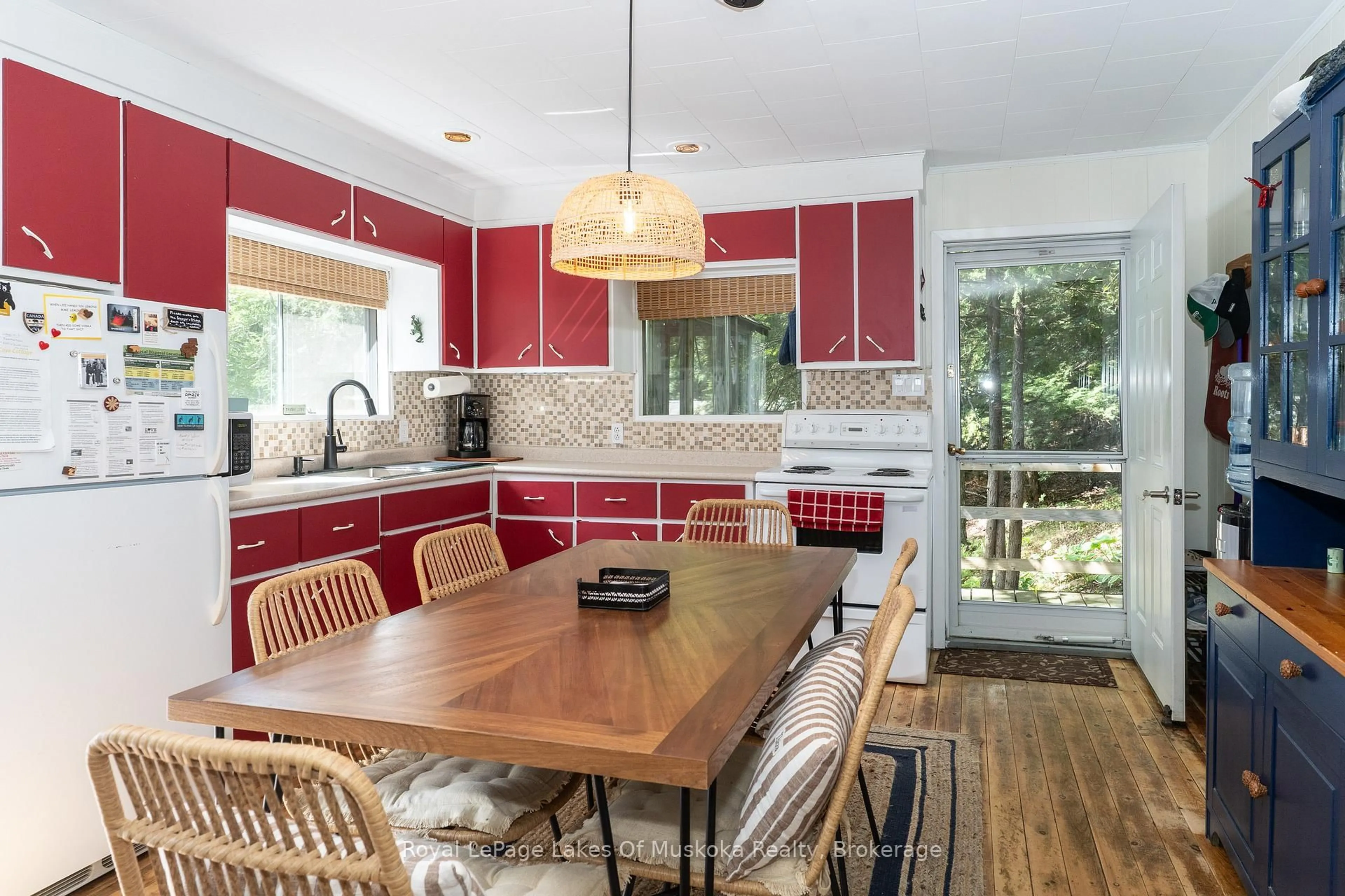 Open concept kitchen, ceramic/tile floor for 1020 Grandview Dr, Lake of Bays Ontario P0B 1A0