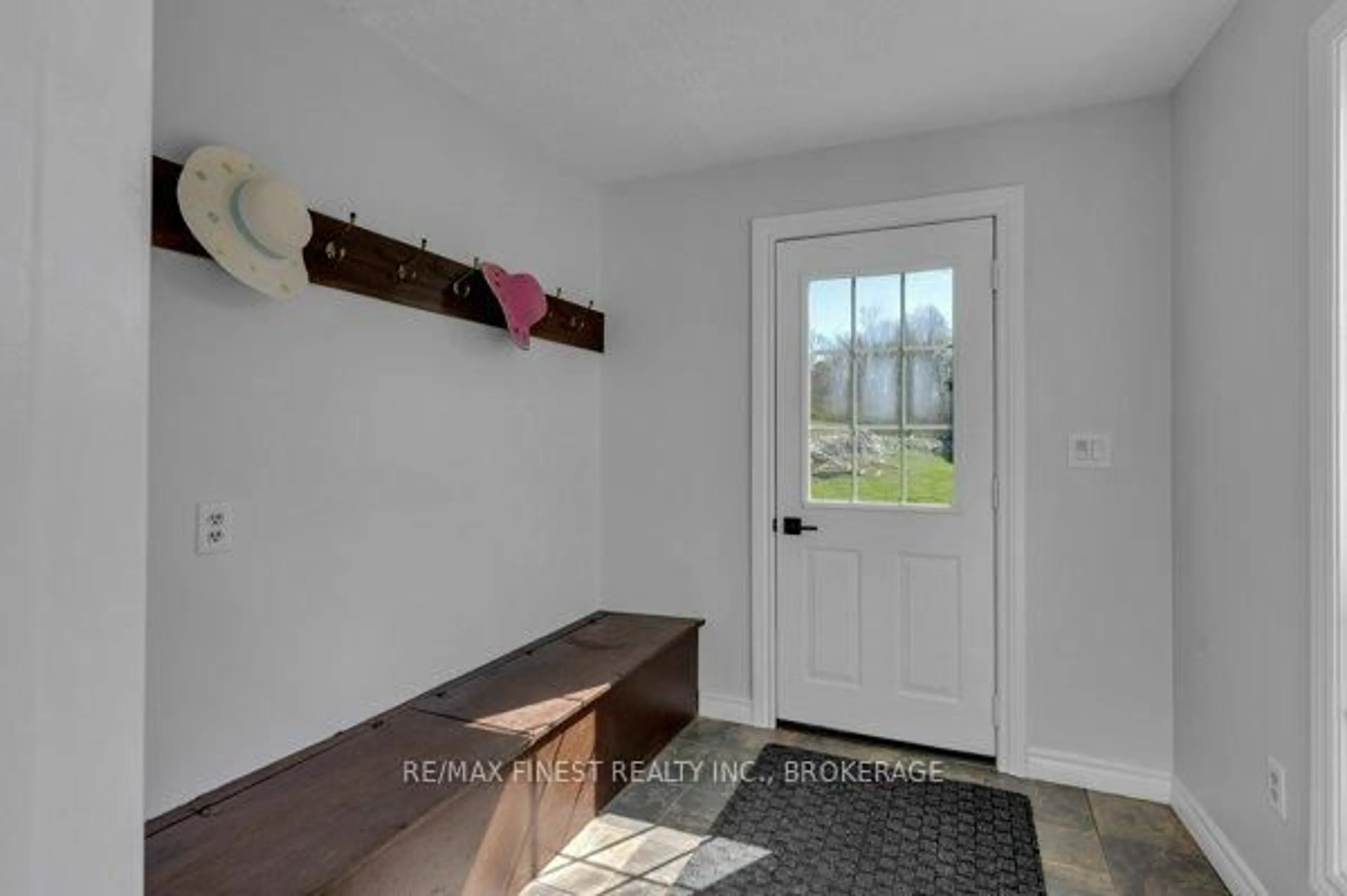 Indoor entryway for 5002 Highway 2, Gananoque Ontario K7G 2V6