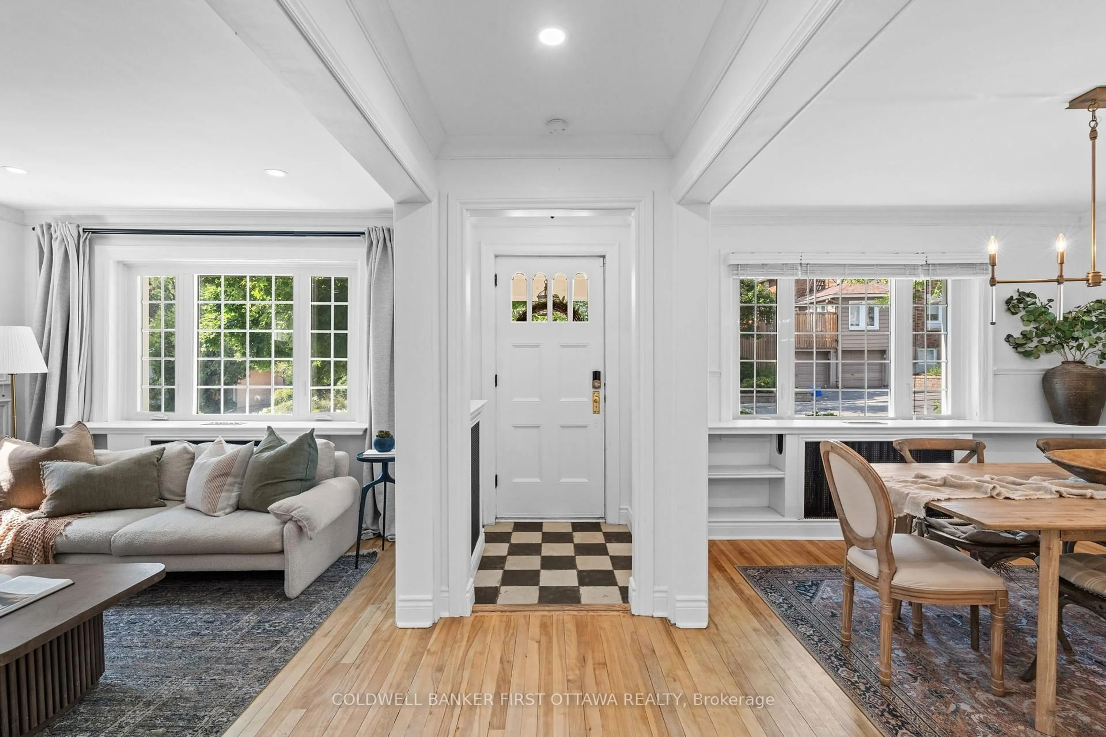 Indoor entryway for 186 Aylmer Ave, Ottawa Ontario K1S 2Y6