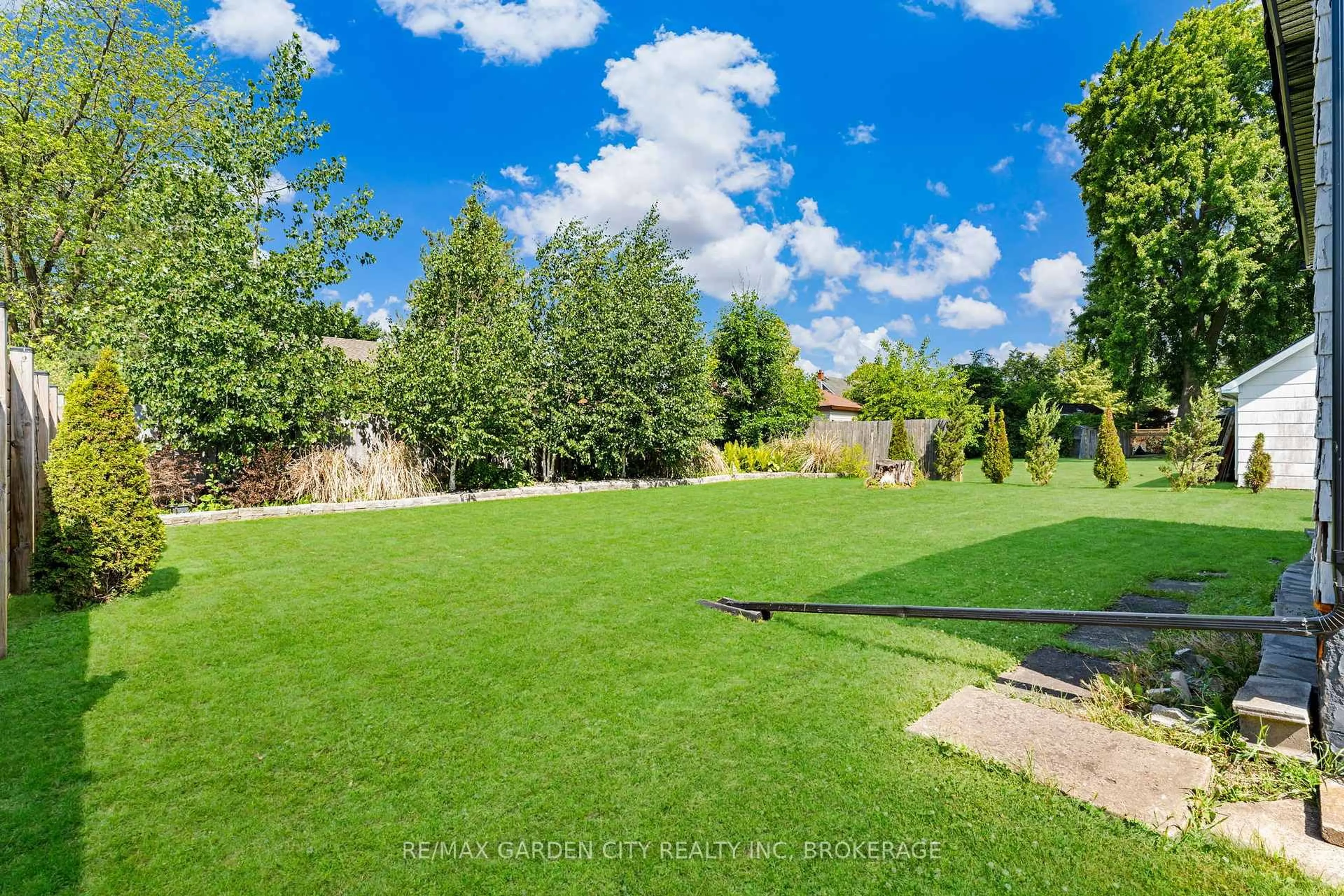 A pic from outside/outdoor area/front of a property/back of a property/a pic from drone, unknown for 118 St Augustine Ave, Welland Ontario L3C 2K7