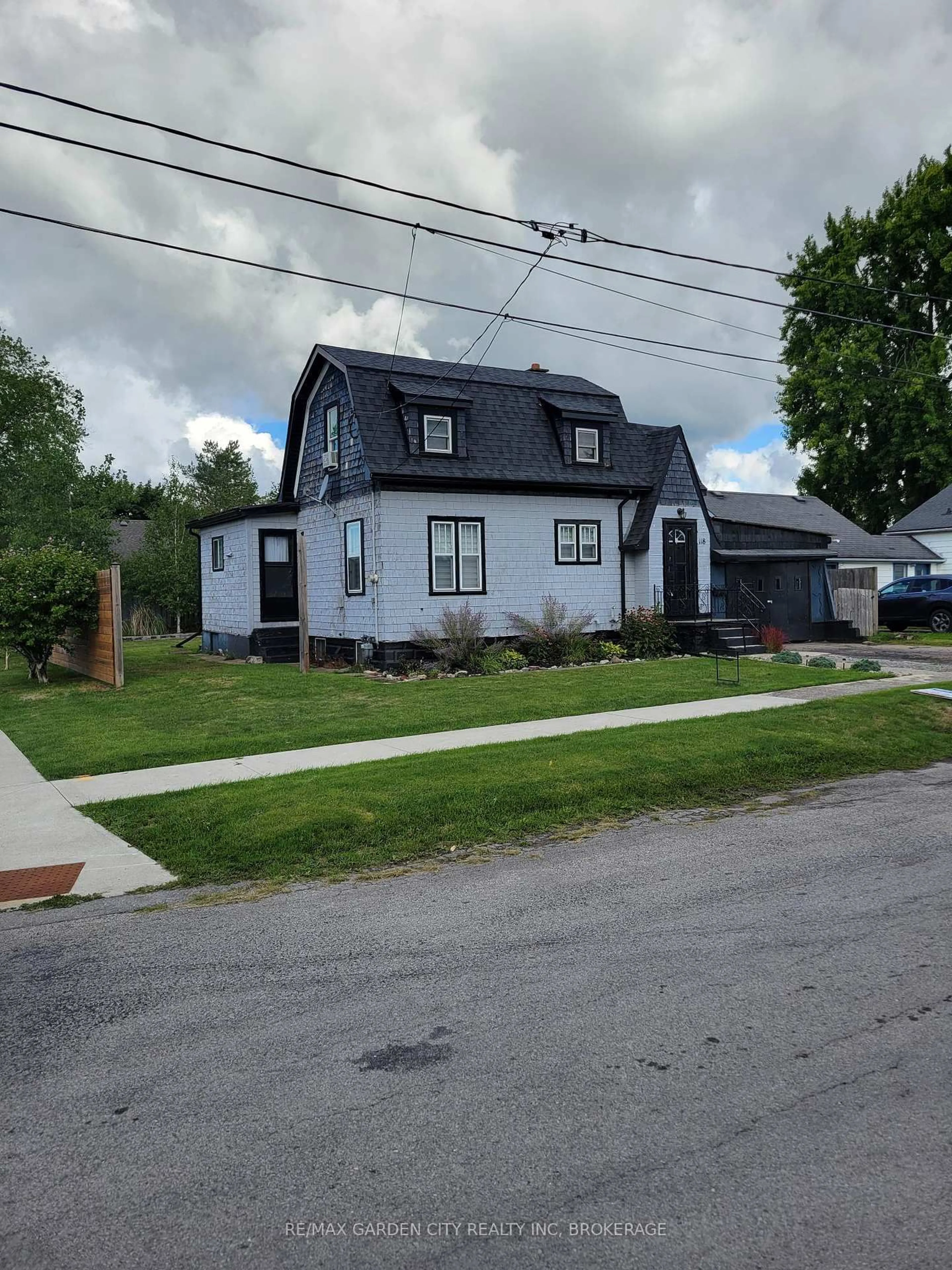 Home with vinyl exterior material, street for 118 St Augustine Ave, Welland Ontario L3C 2K7