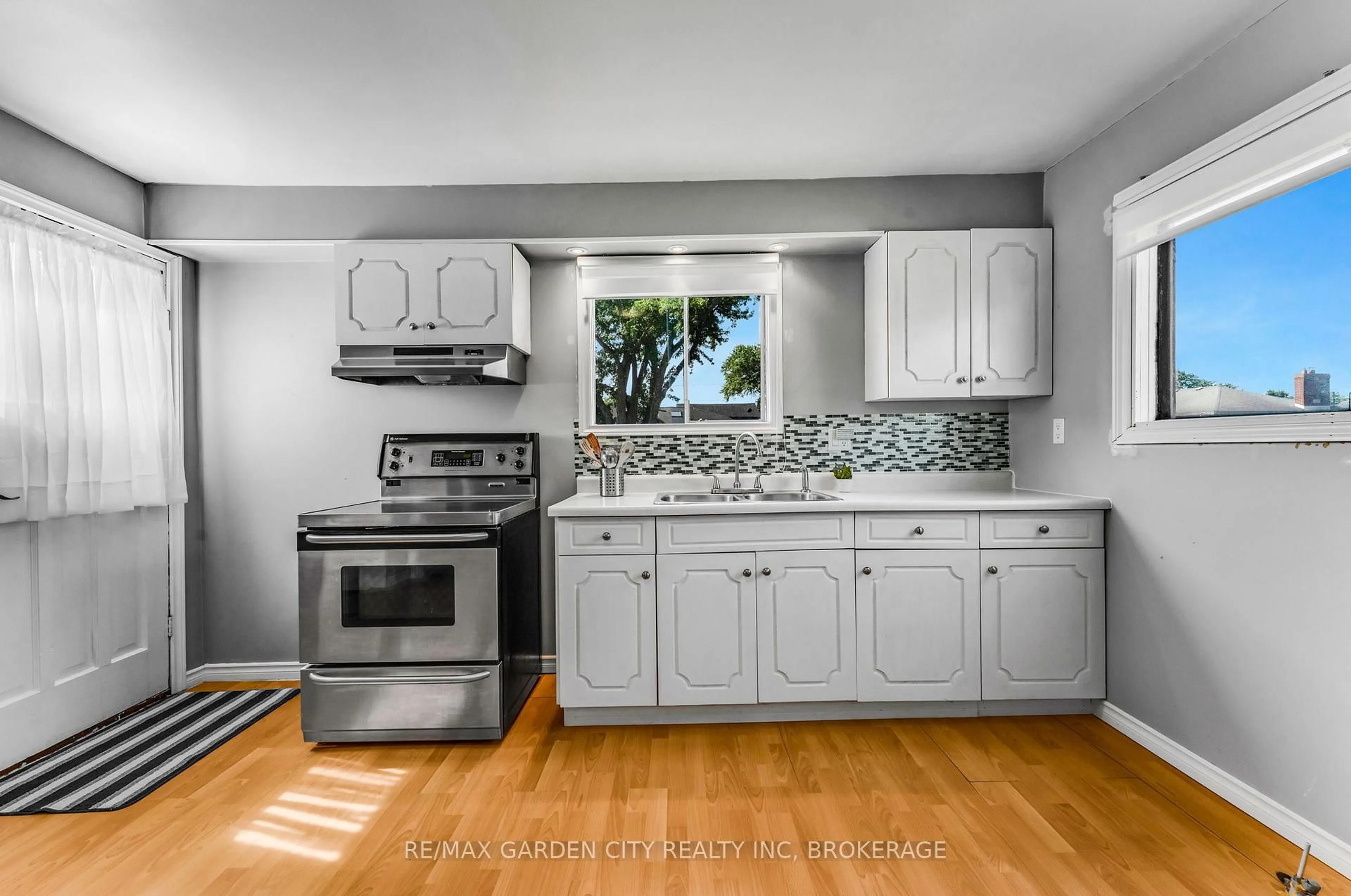 Standard kitchen, unknown for 118 St Augustine Ave, Welland Ontario L3C 2K7