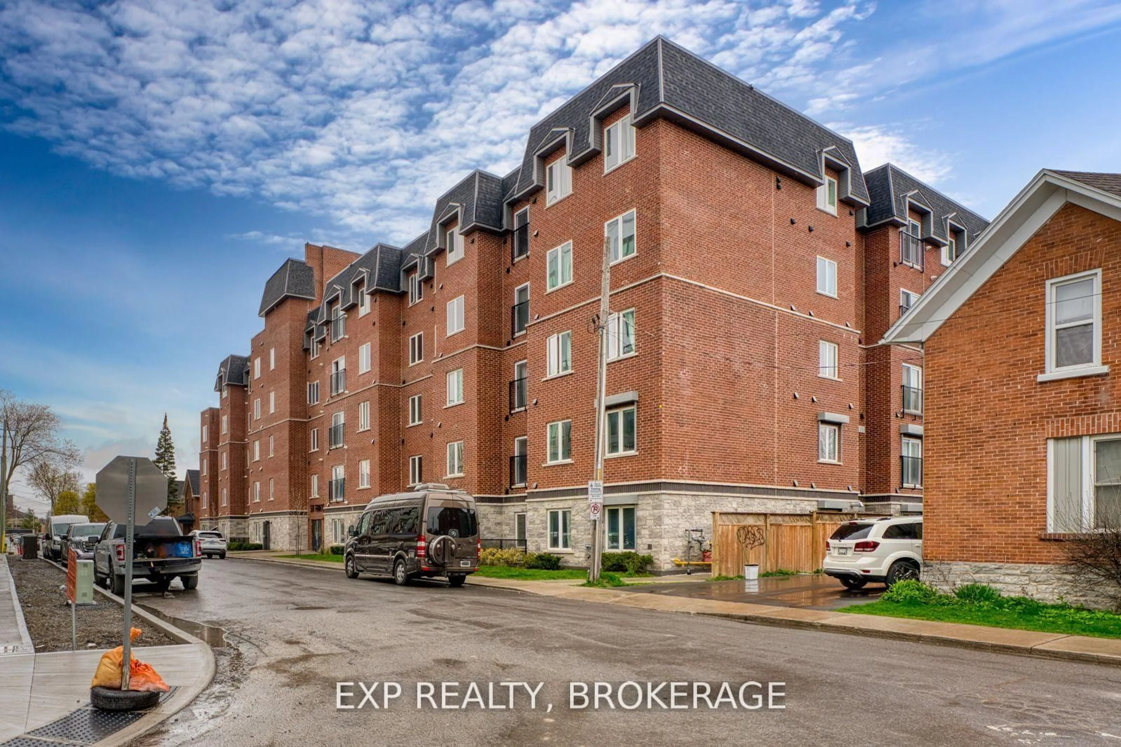 A pic from outside/outdoor area/front of a property/back of a property/a pic from drone, building for 501 Frontenac St #405, Kingston Ontario K7K 4L9