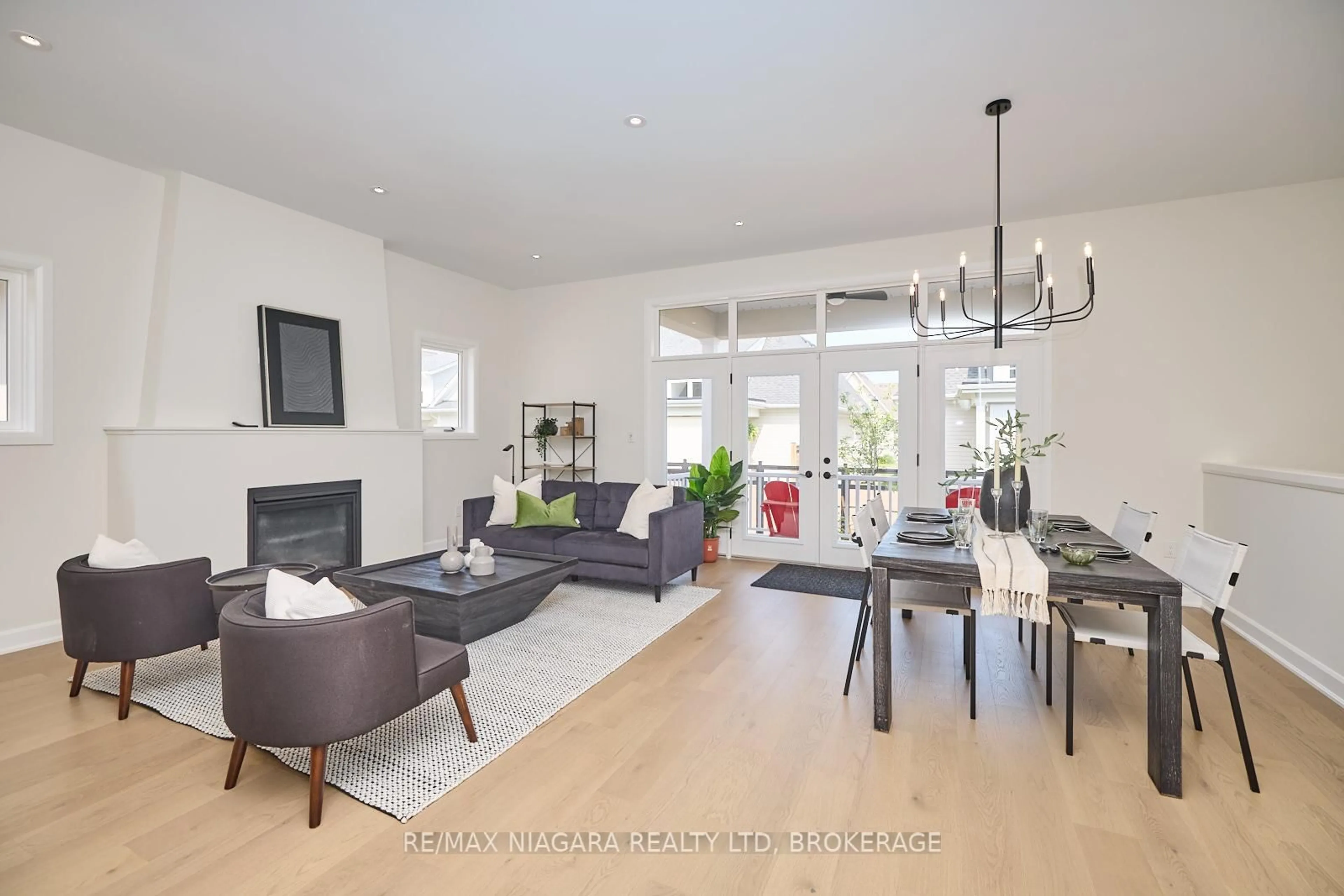 Living room with furniture, unknown for 10 Butternut Cres, Fort Erie Ontario L0S 1N0