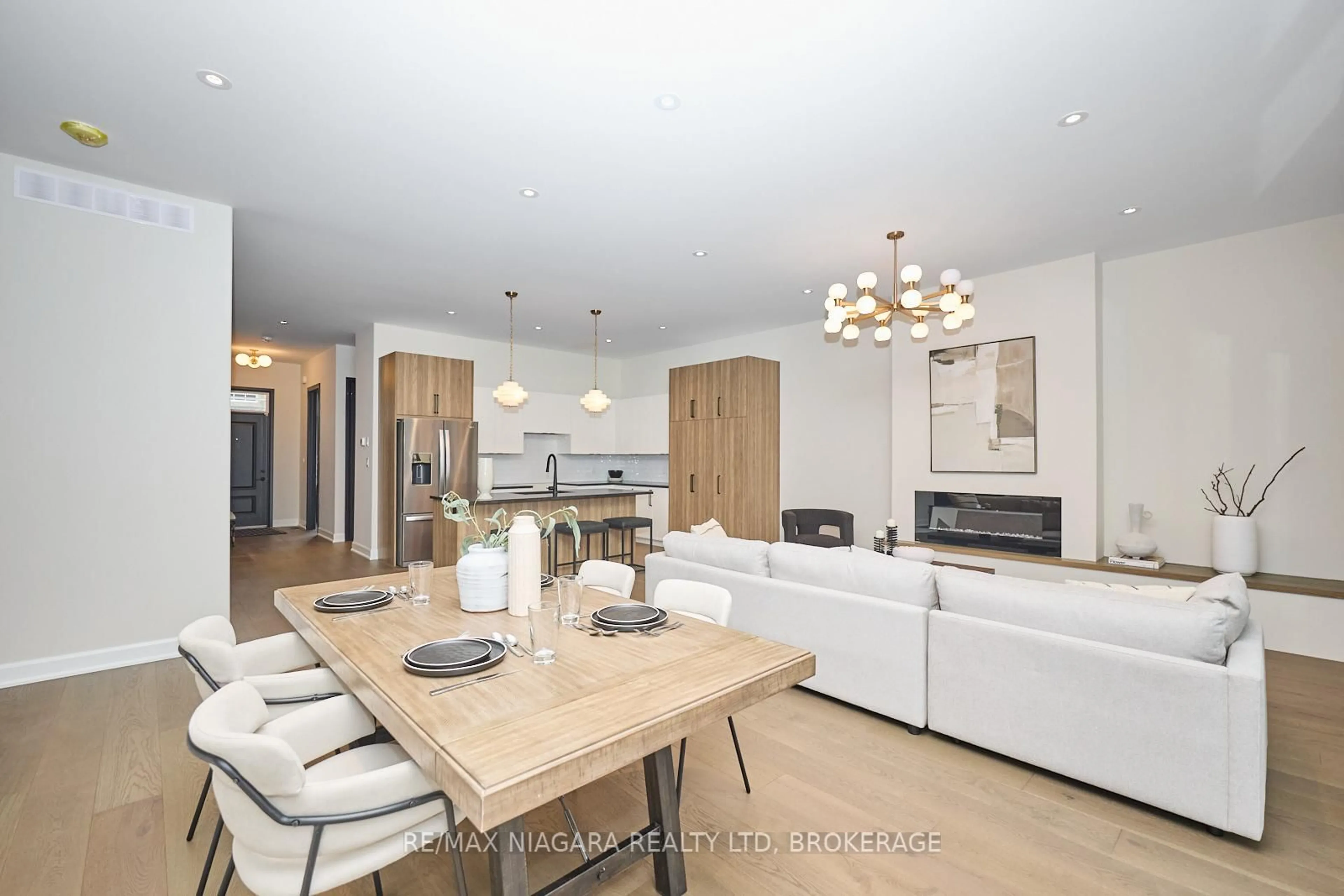 Open concept kitchen, wood/laminate floor for 11 Butternut Cres, Fort Erie Ontario L0S 1N0