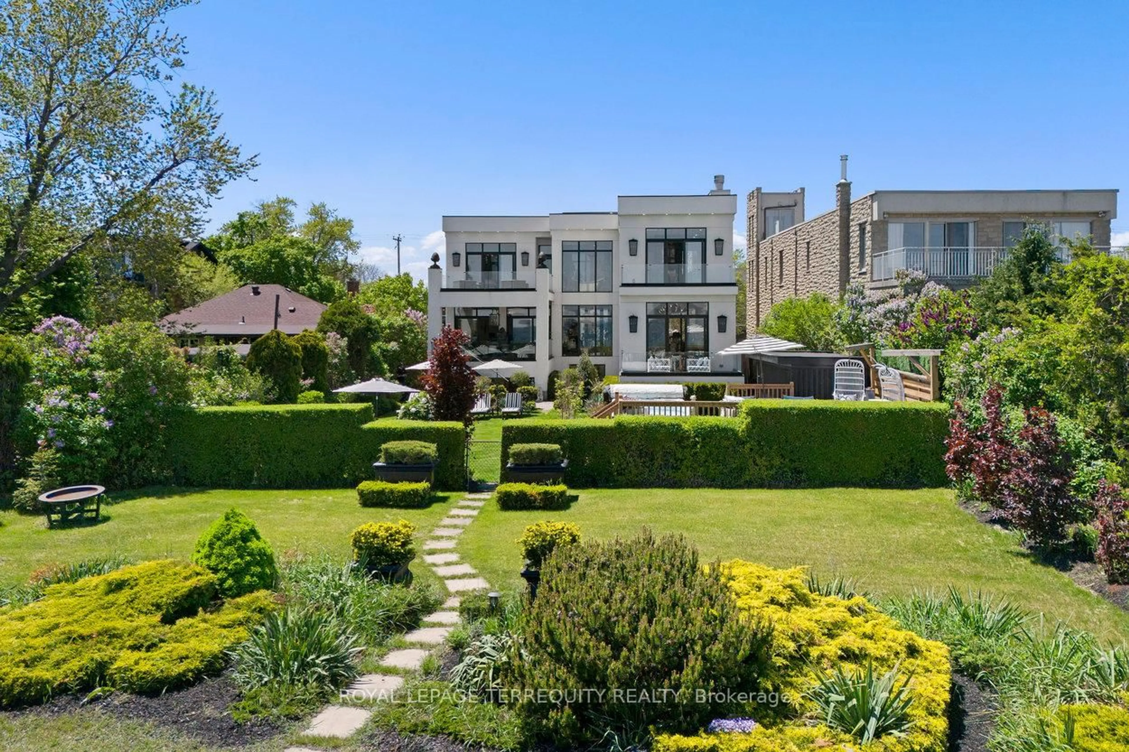 A pic from outside/outdoor area/front of a property/back of a property/a pic from drone, street for 711 Beach Blvd, Hamilton Ontario L8H 6Y5