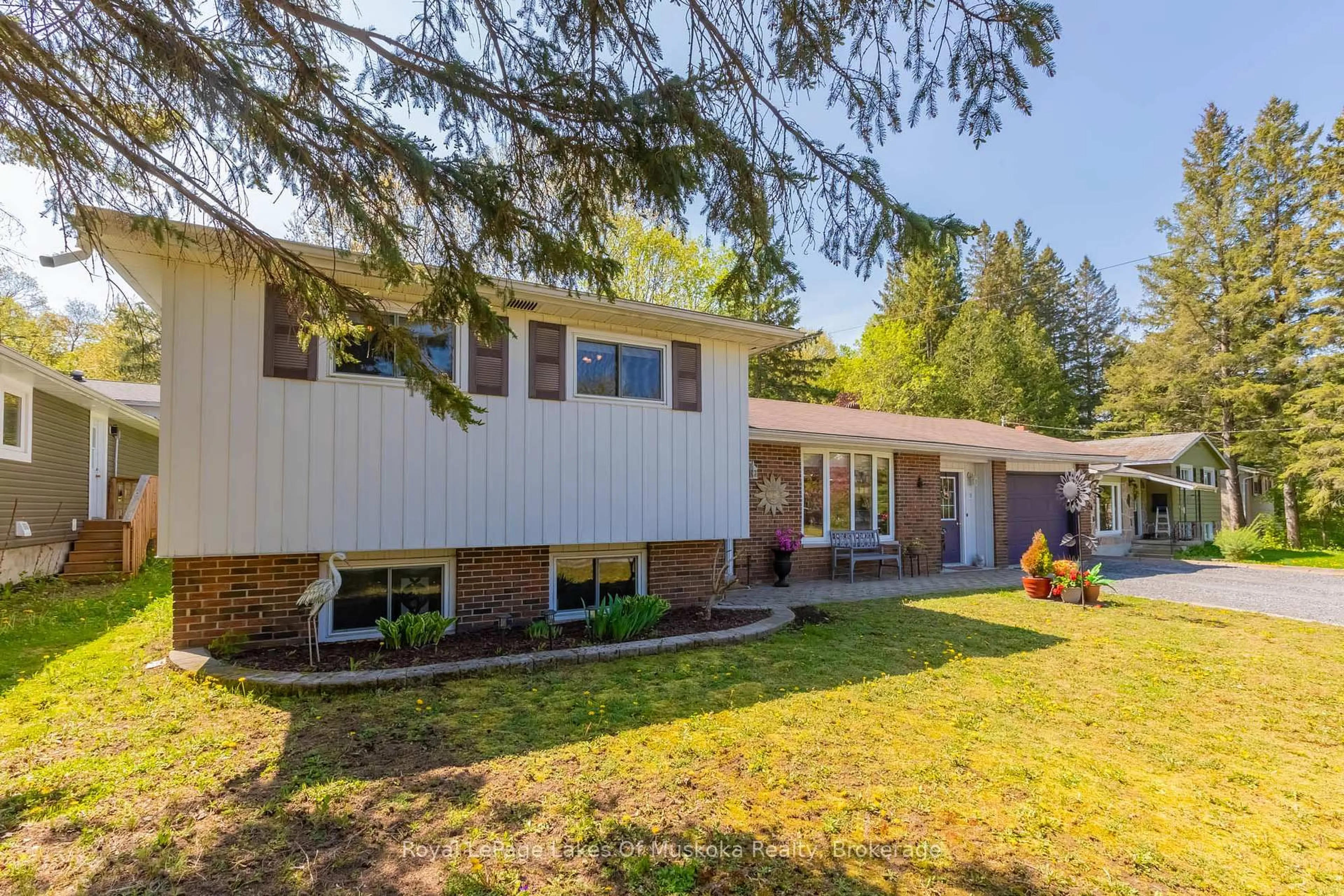 Home with vinyl exterior material, street for 11 MEADOW PARK Dr, Huntsville Ontario P1H 1G2