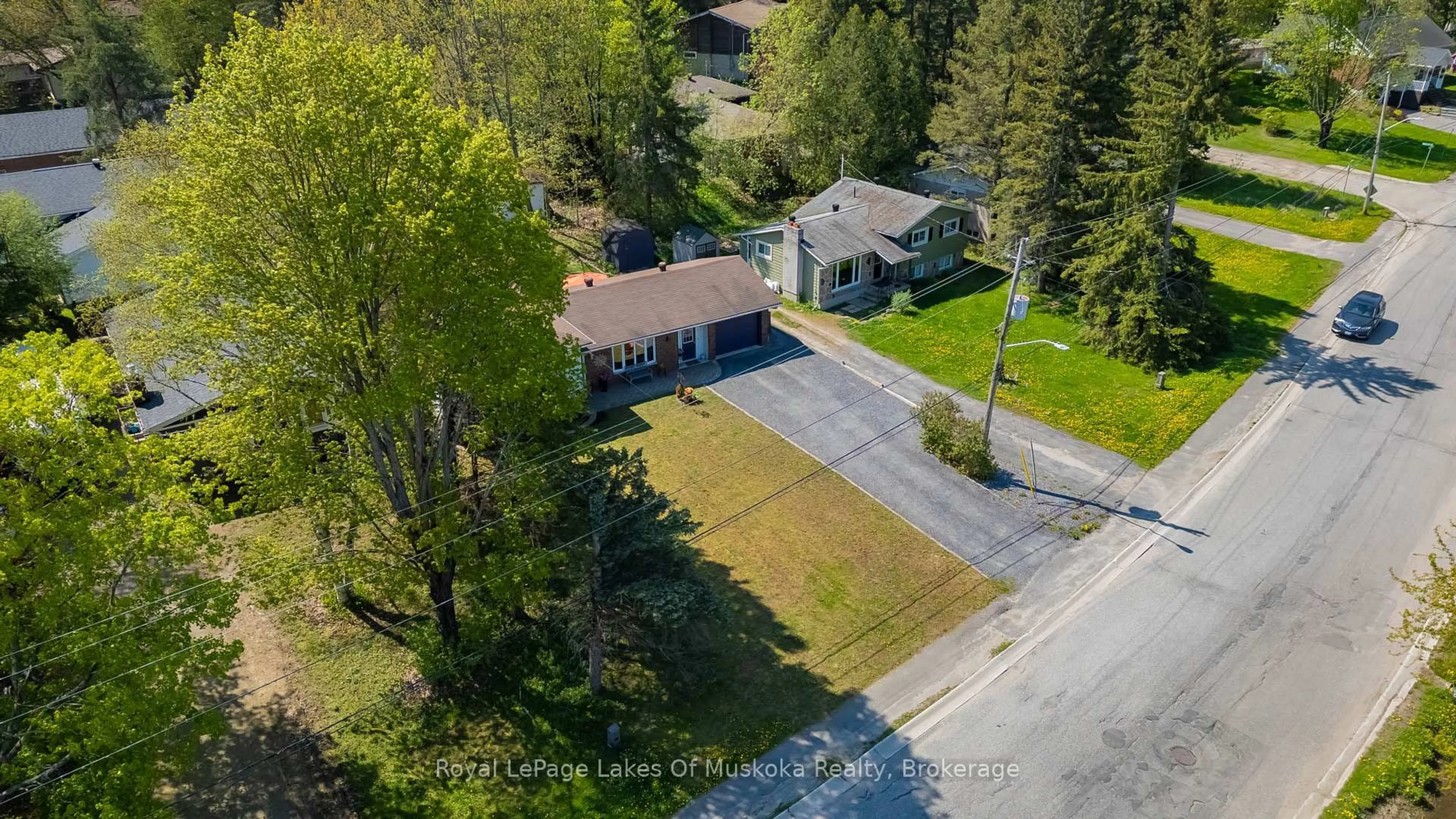 A pic from outside/outdoor area/front of a property/back of a property/a pic from drone, street for 11 MEADOW PARK Dr, Huntsville Ontario P1H 1G2