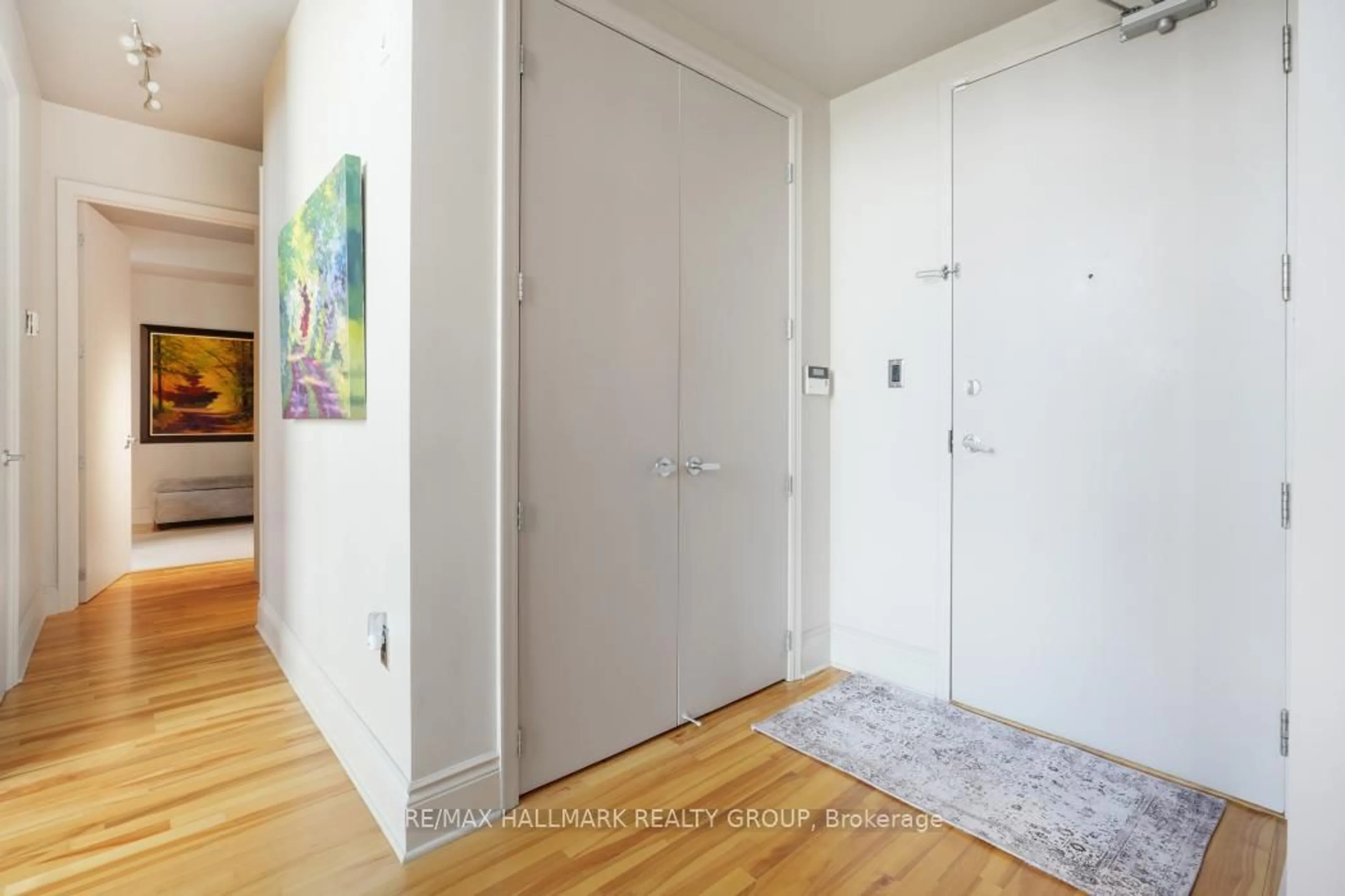 Indoor entryway for 364 Cooper St #PH2, Ottawa Ontario K2P 2P3