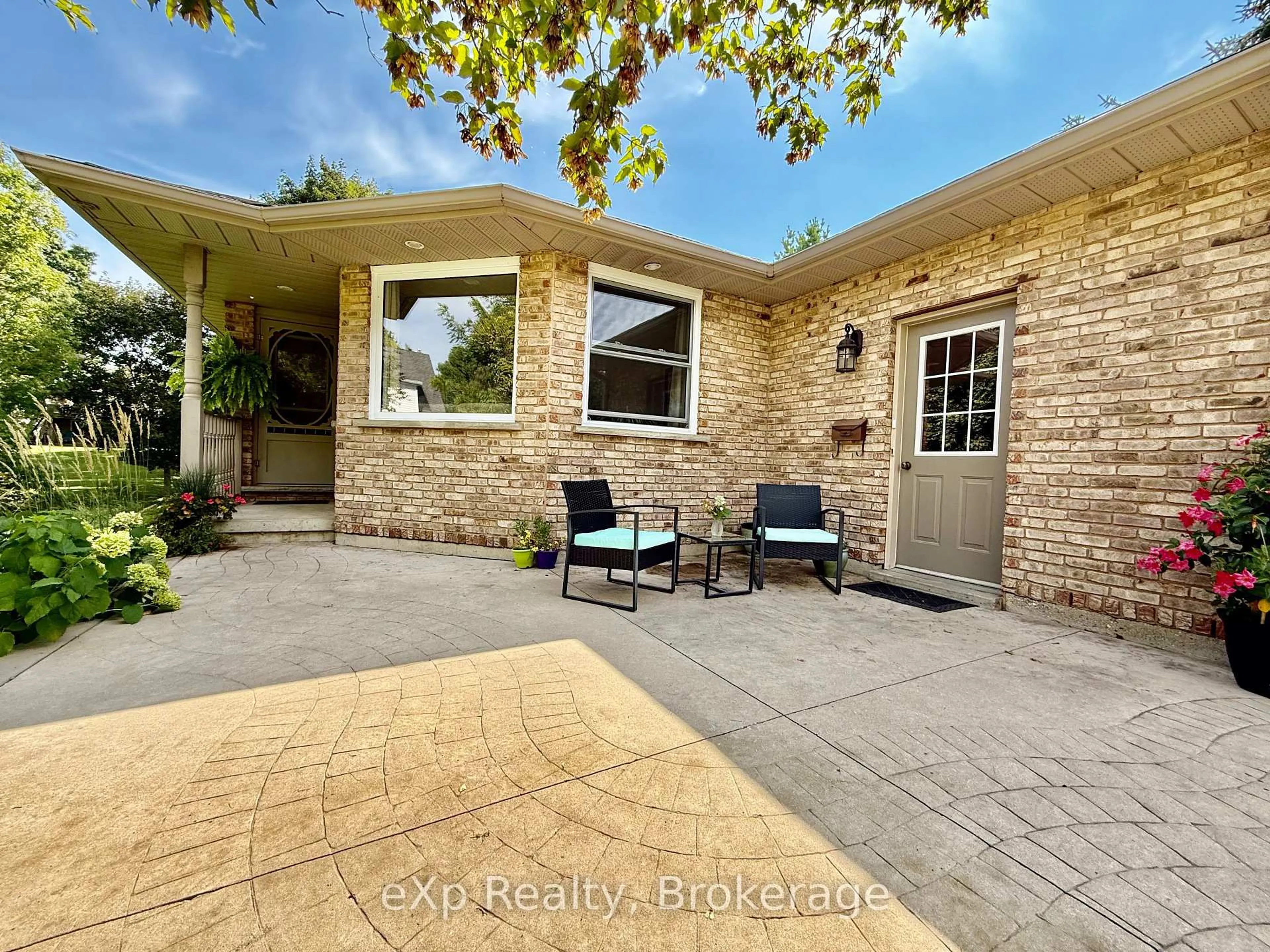A pic from outside/outdoor area/front of a property/back of a property/a pic from drone, street for 308 Mary St, Brockton Ontario N0G 2V0