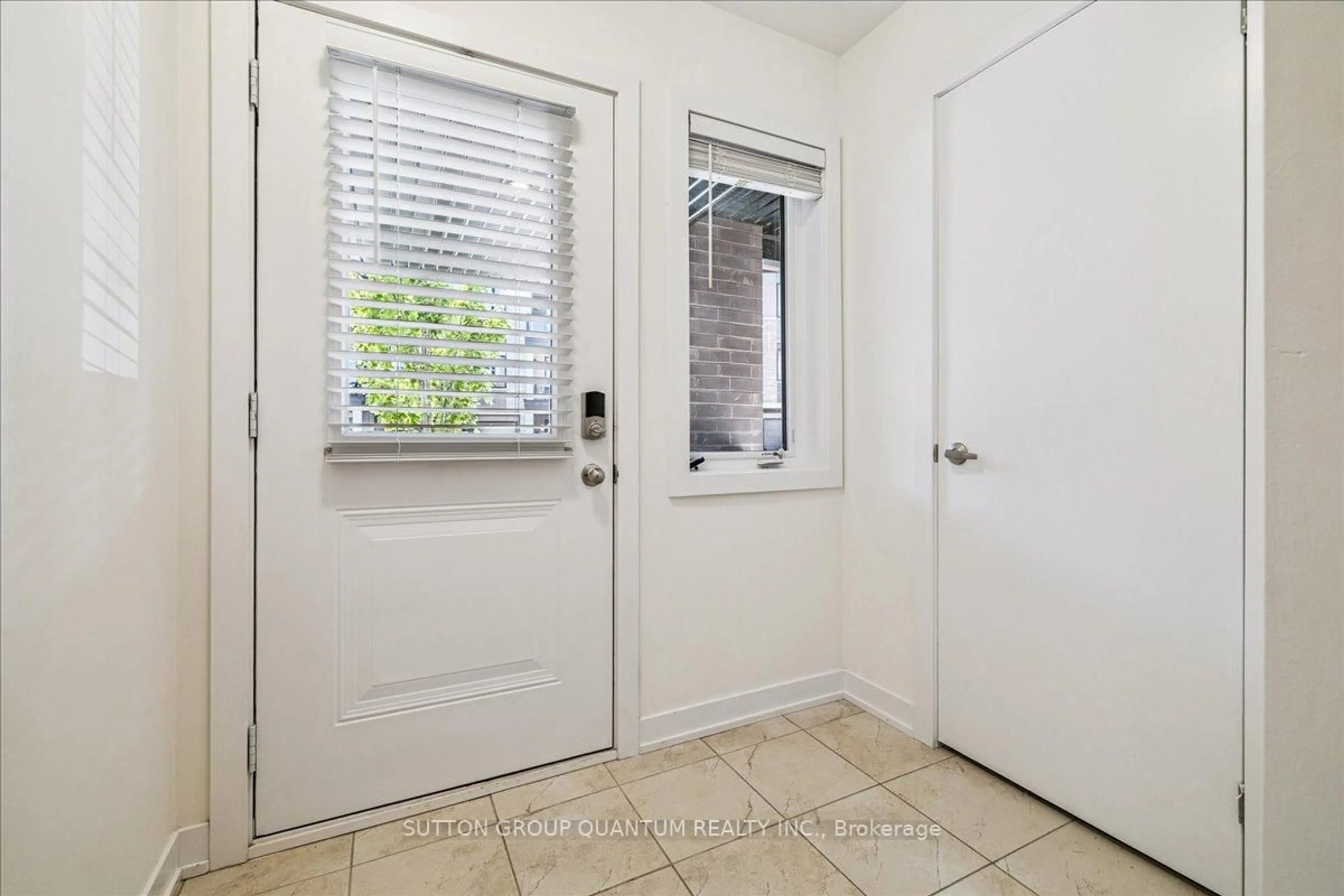 Indoor entryway for 590 North Service Rd #105, Hamilton Ontario L8E 0K5