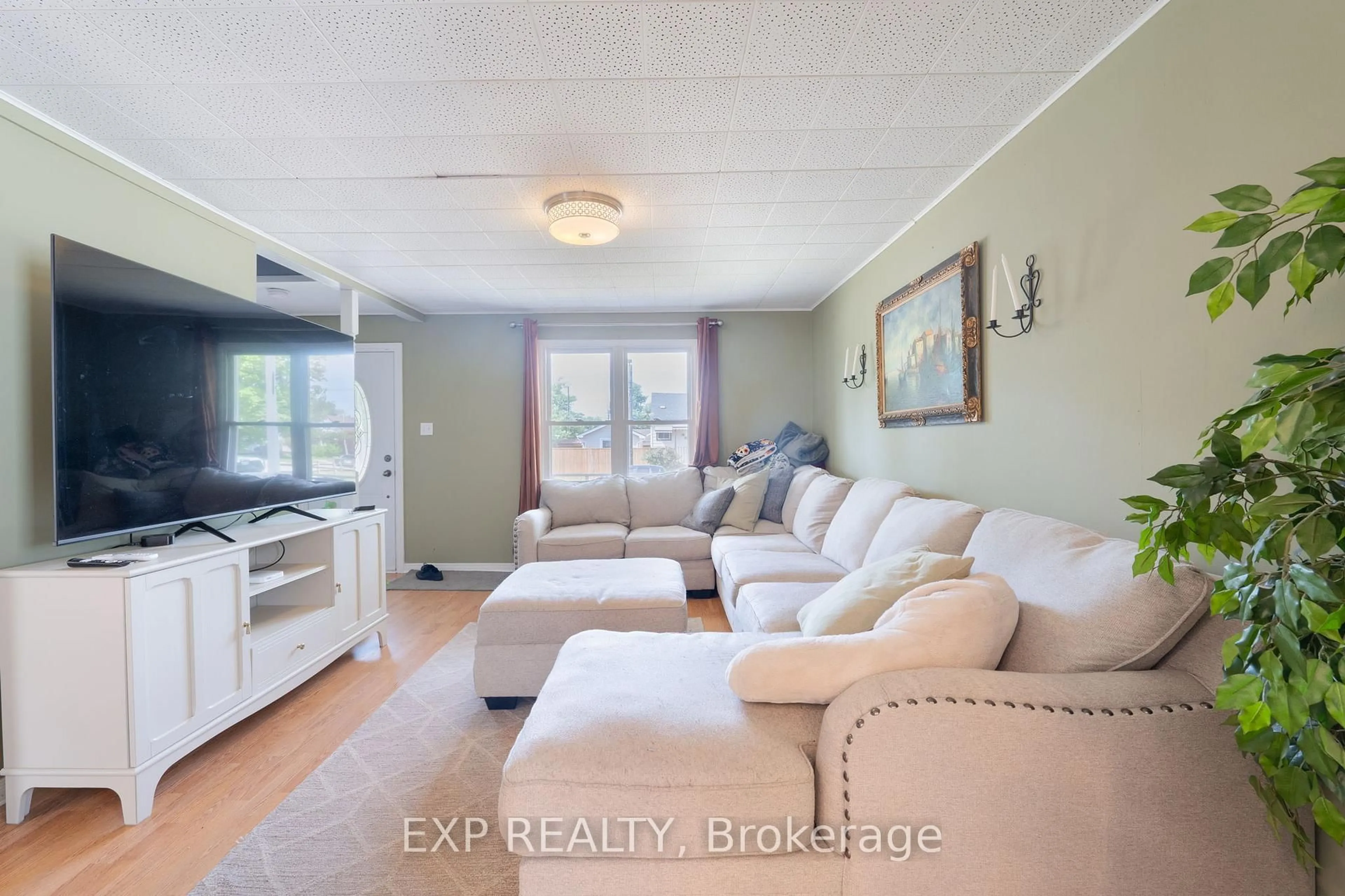 Living room with furniture, unknown for 325 Simpson Ave, Welland Ontario L3B 4Y7