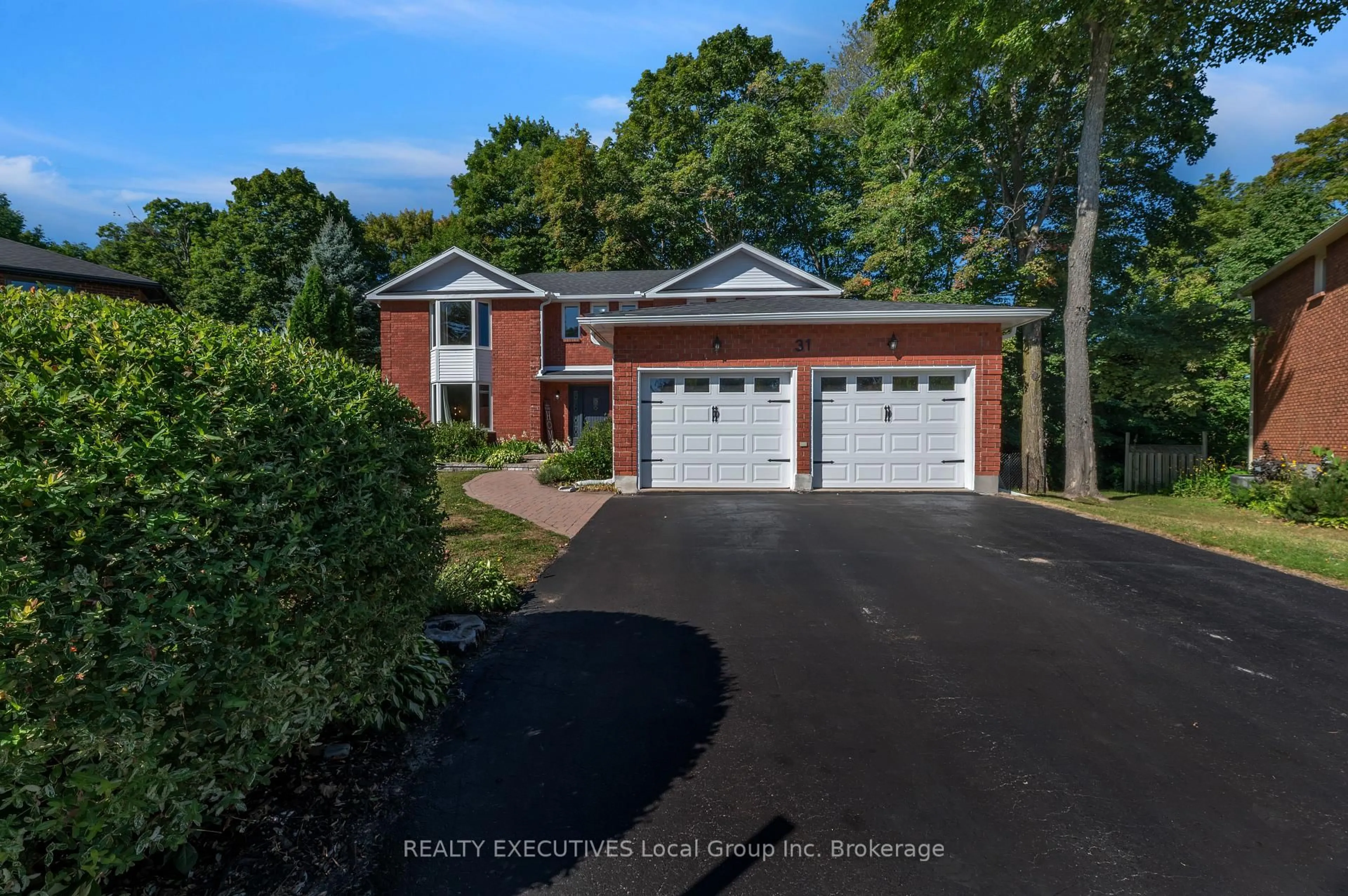 A pic from outside/outdoor area/front of a property/back of a property/a pic from drone, street for 31 ROBINHOOD Crt, North Bay Ontario P1C 1L2