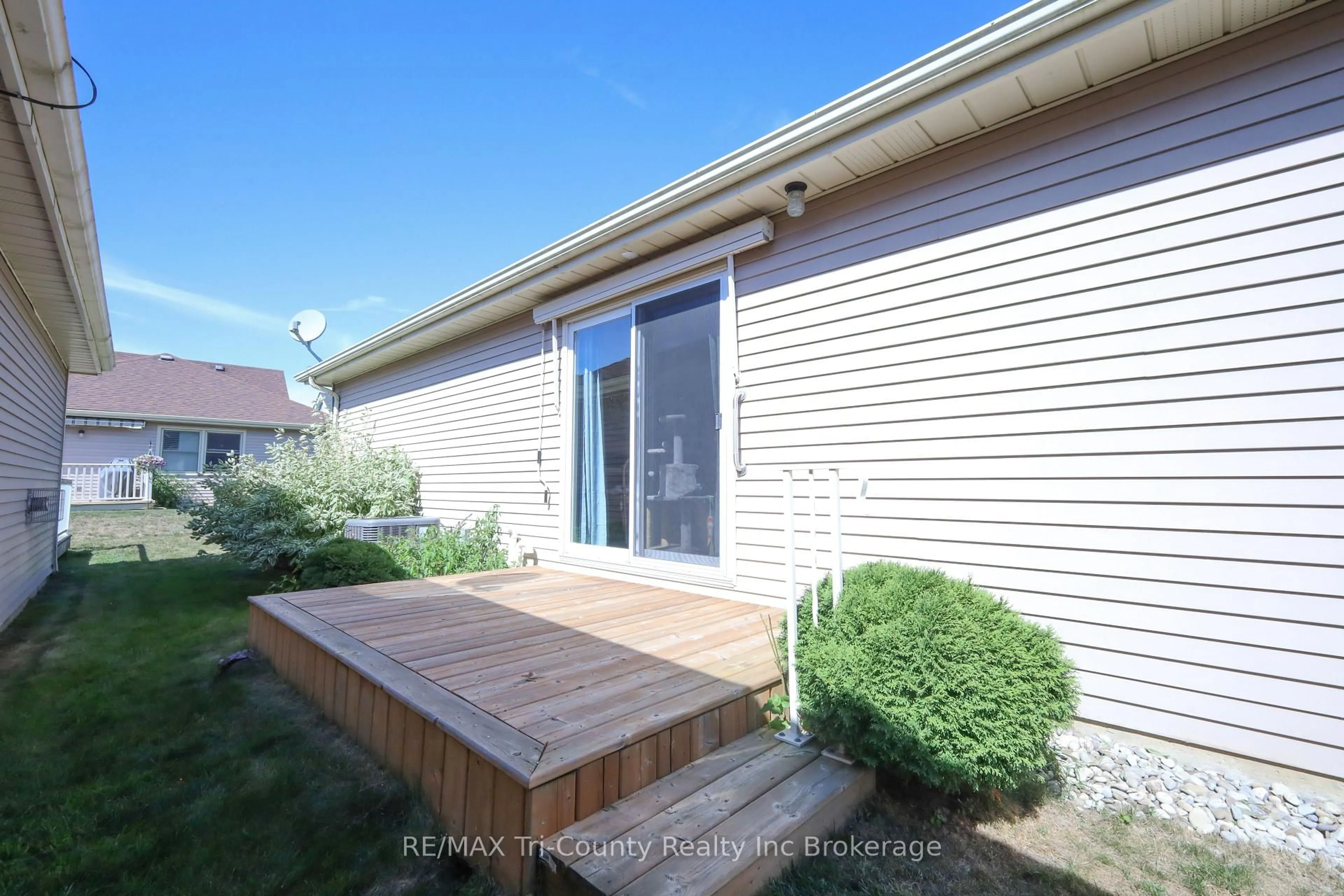 Patio, street for 20 Edwin Cres, Tillsonburg Ontario N4G 5H3
