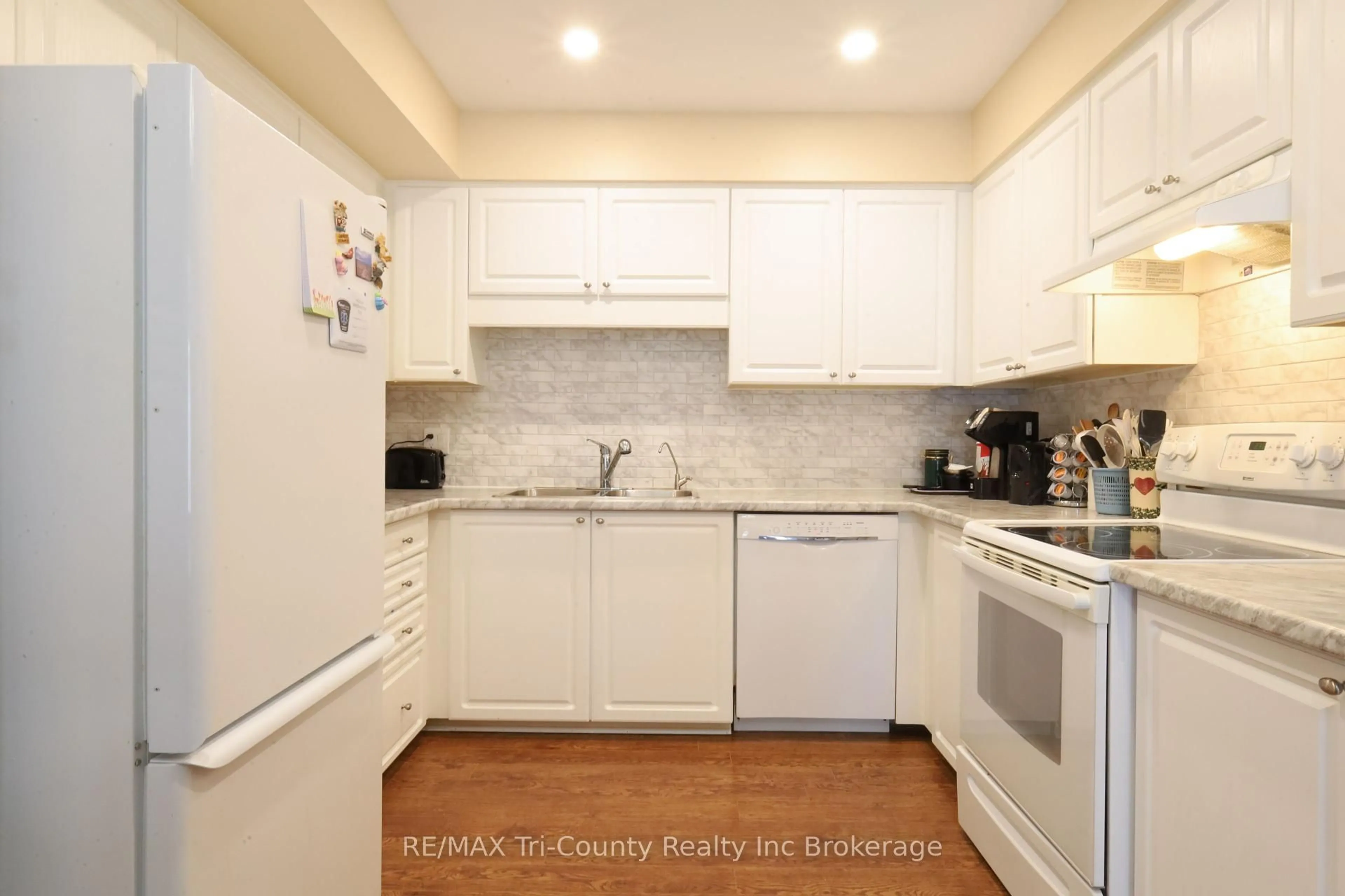 Standard kitchen, unknown for 20 Edwin Cres, Tillsonburg Ontario N4G 5H3