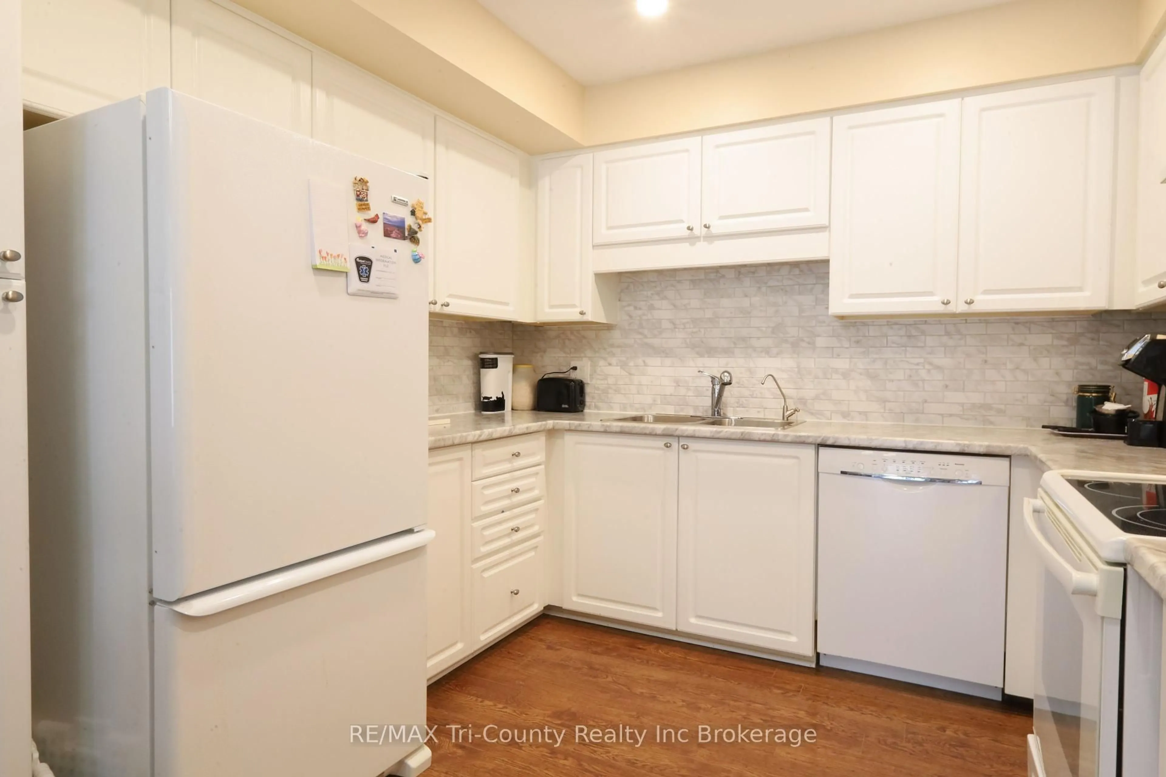 Standard kitchen, unknown for 20 Edwin Cres, Tillsonburg Ontario N4G 5H3