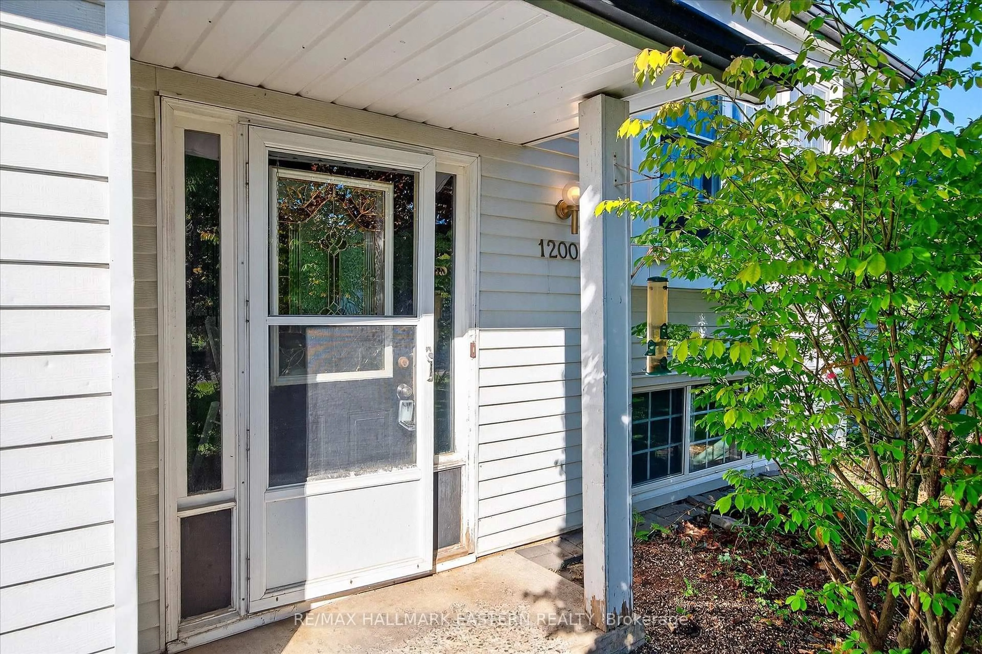Indoor entryway for 1200 Huntington Circ, Peterborough West Ontario K9K 2B7