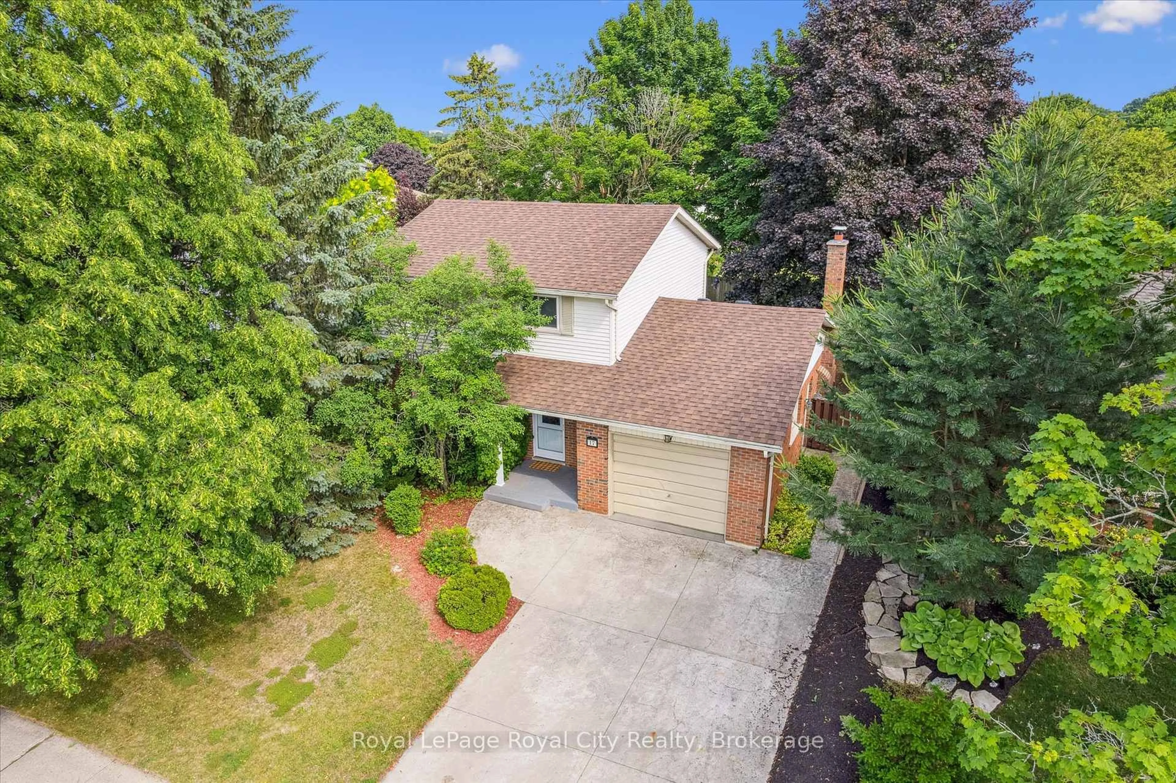 A pic from outside/outdoor area/front of a property/back of a property/a pic from drone, street for 17 Springdale Blvd, Guelph Ontario N1H 6X4