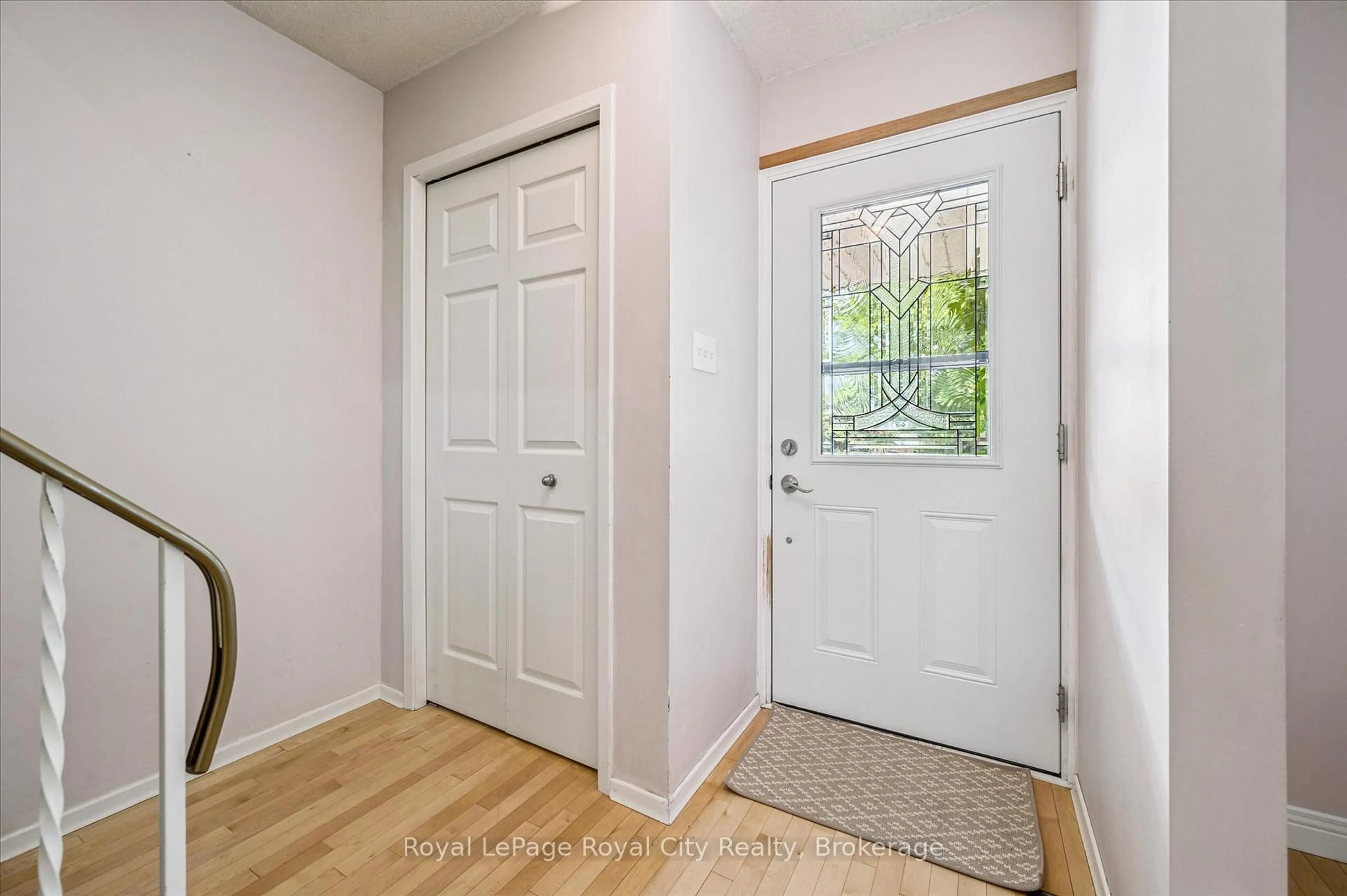 Indoor entryway for 17 Springdale Blvd, Guelph Ontario N1H 6X4