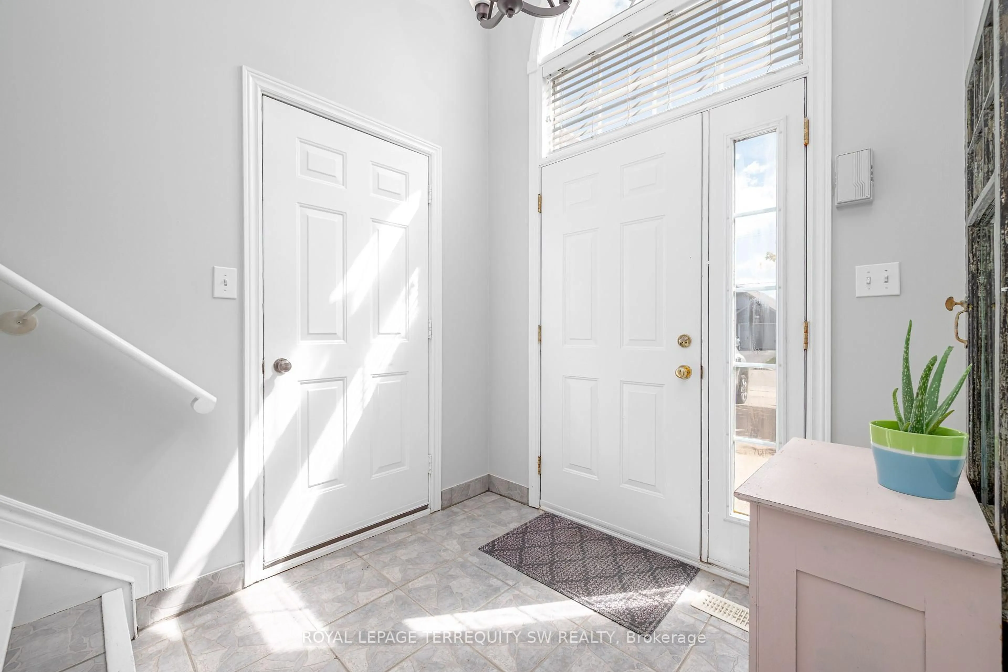 Indoor entryway for 19 Laurent Blvd, Kawartha Lakes Ontario K9V 6G3