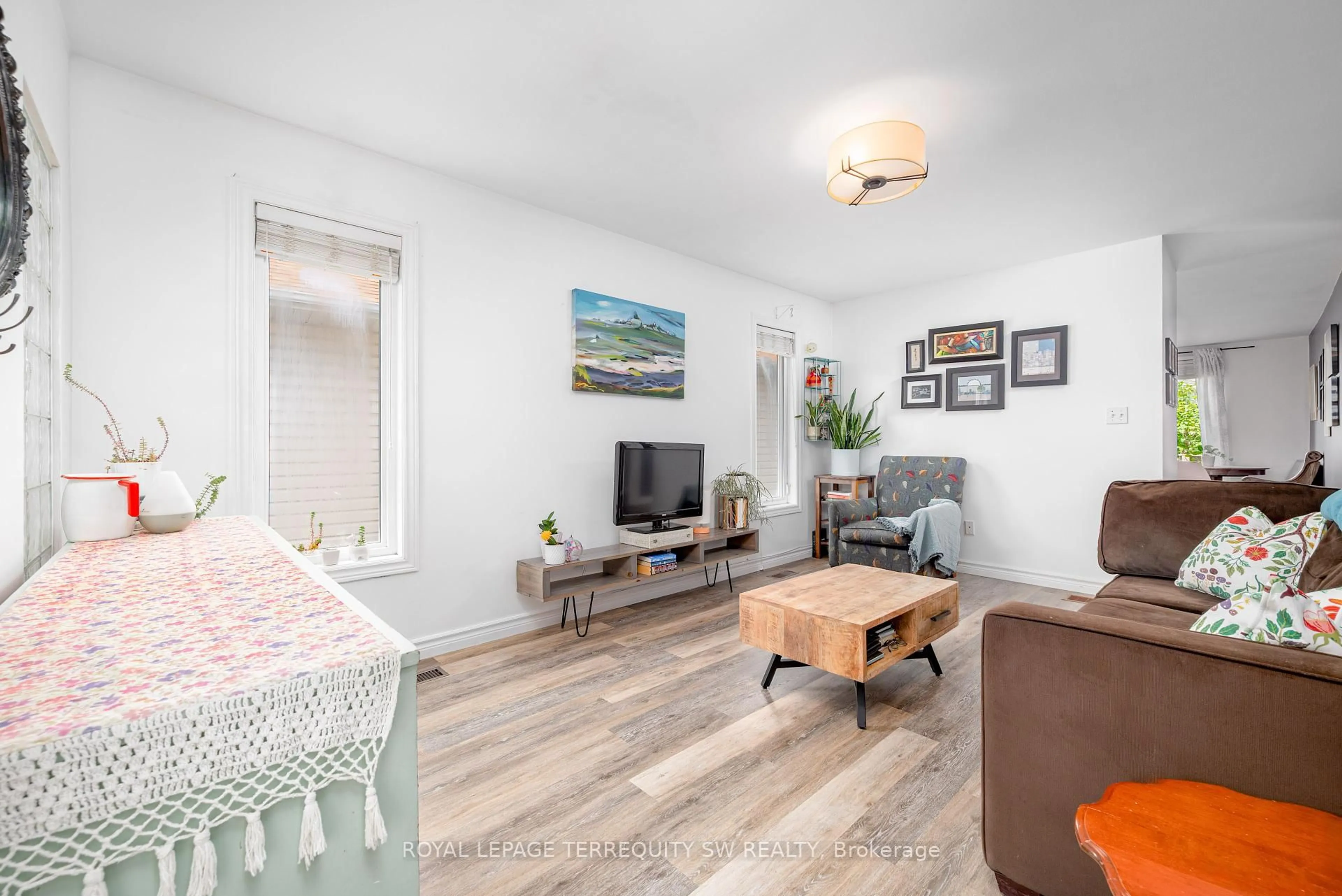 Living room with furniture, wood/laminate floor for 19 Laurent Blvd, Kawartha Lakes Ontario K9V 6G3