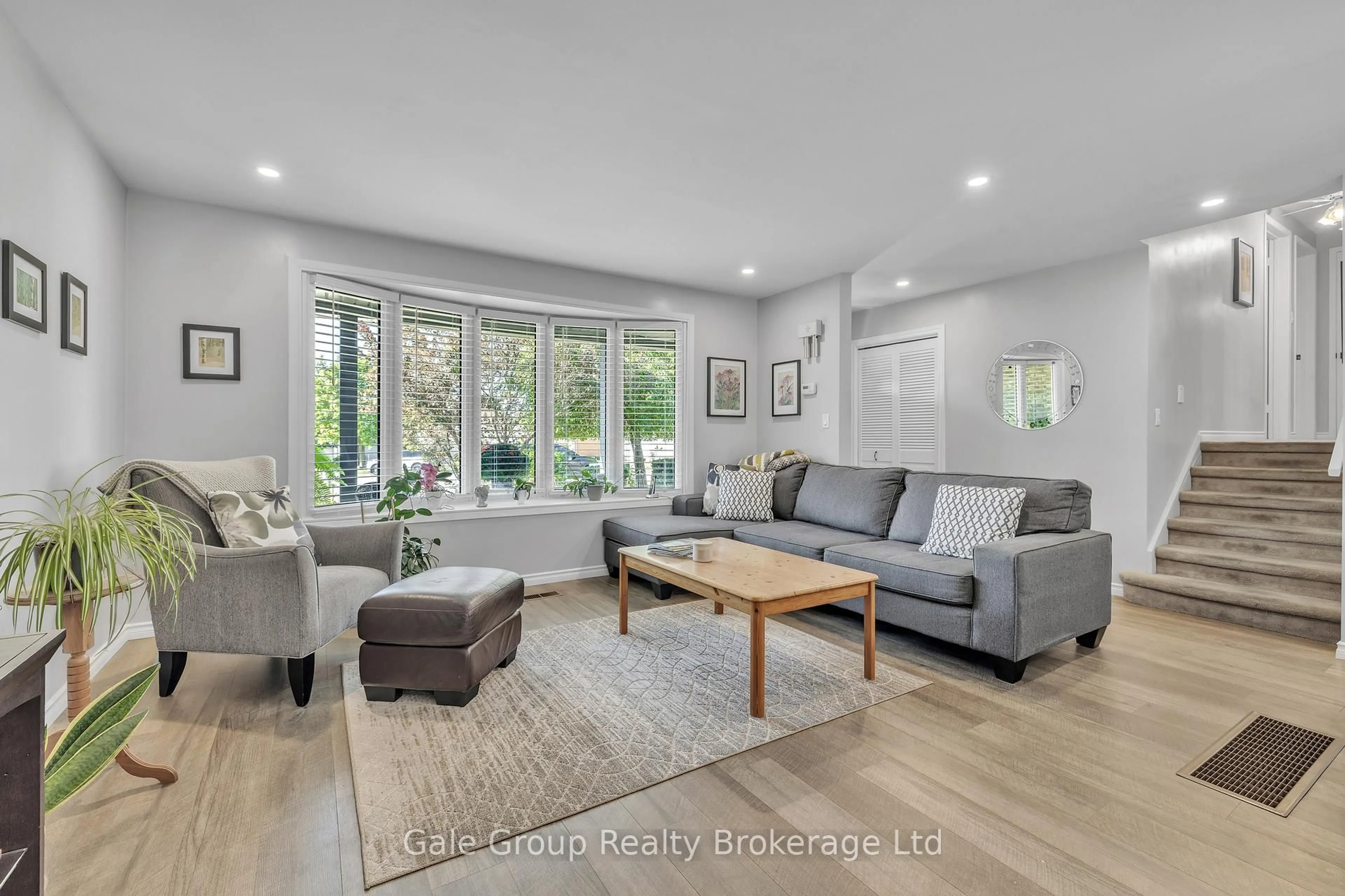 Living room with furniture, wood/laminate floor for 34 Peers Pl, Woodstock Ontario N4S 8G8