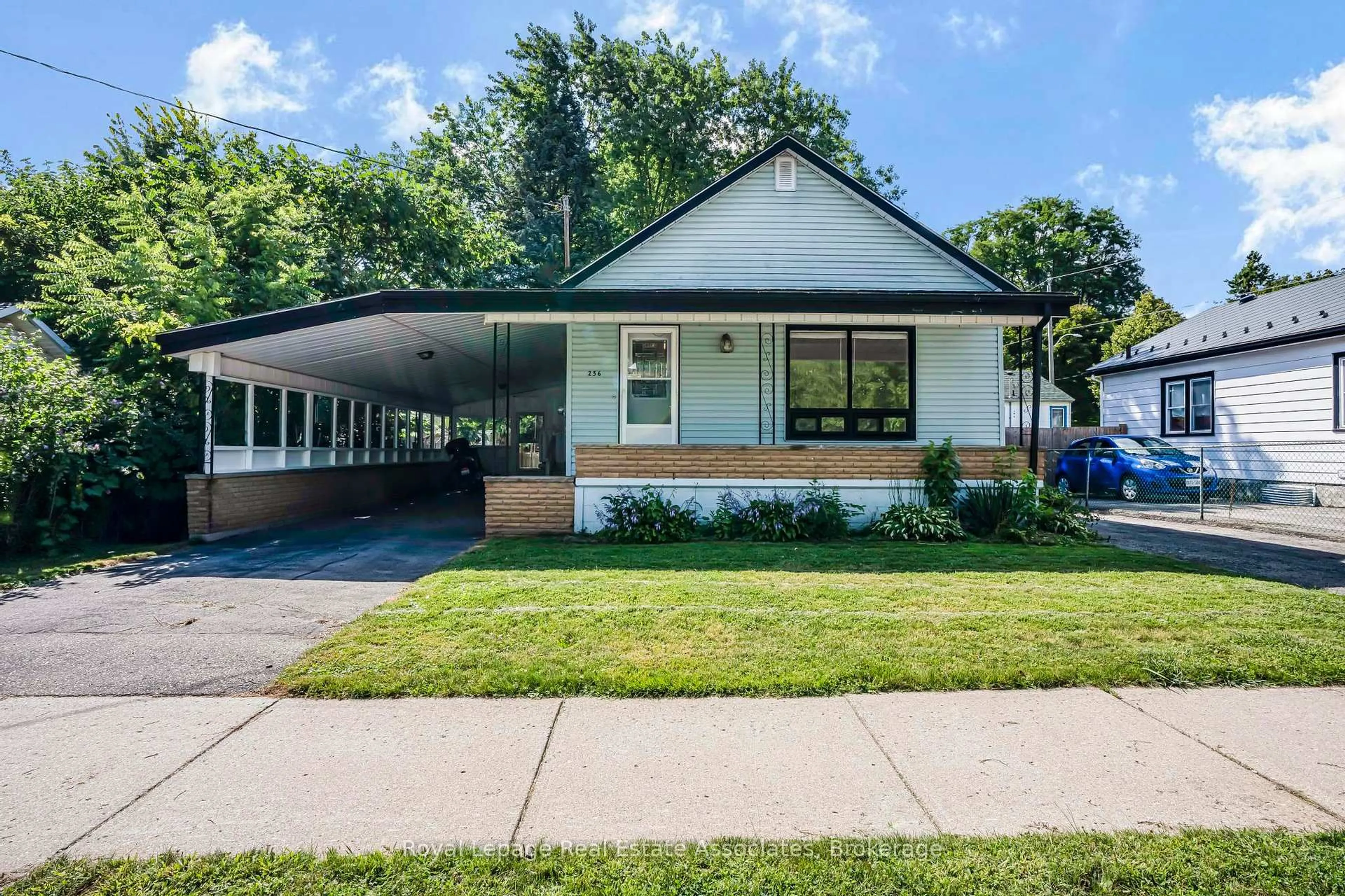 Home with vinyl exterior material, street for 256 Chapel St, Norfolk Ontario N3Y 1N9