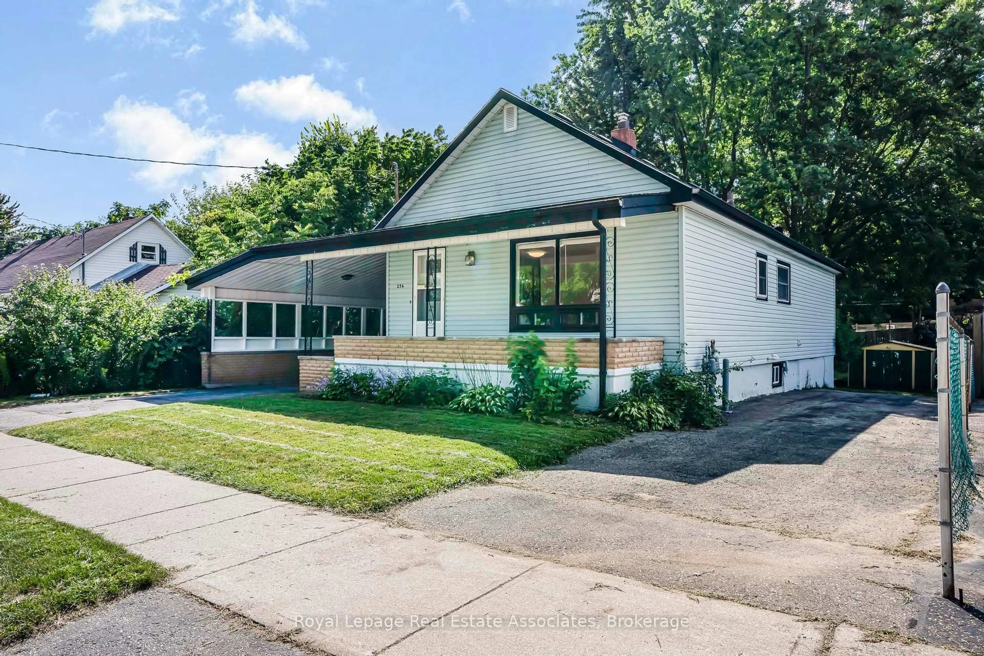 Home with vinyl exterior material, street for 256 Chapel St, Norfolk Ontario N3Y 1N9
