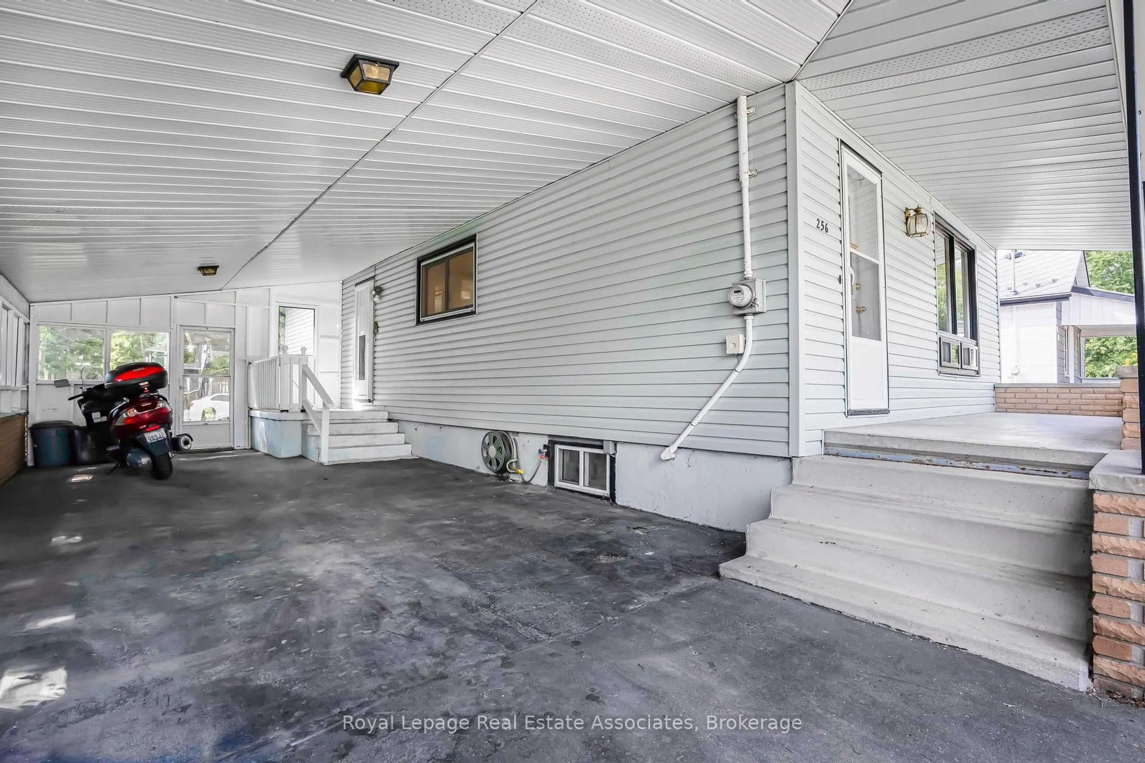 Unknown for 256 Chapel St, Norfolk Ontario N3Y 1N9
