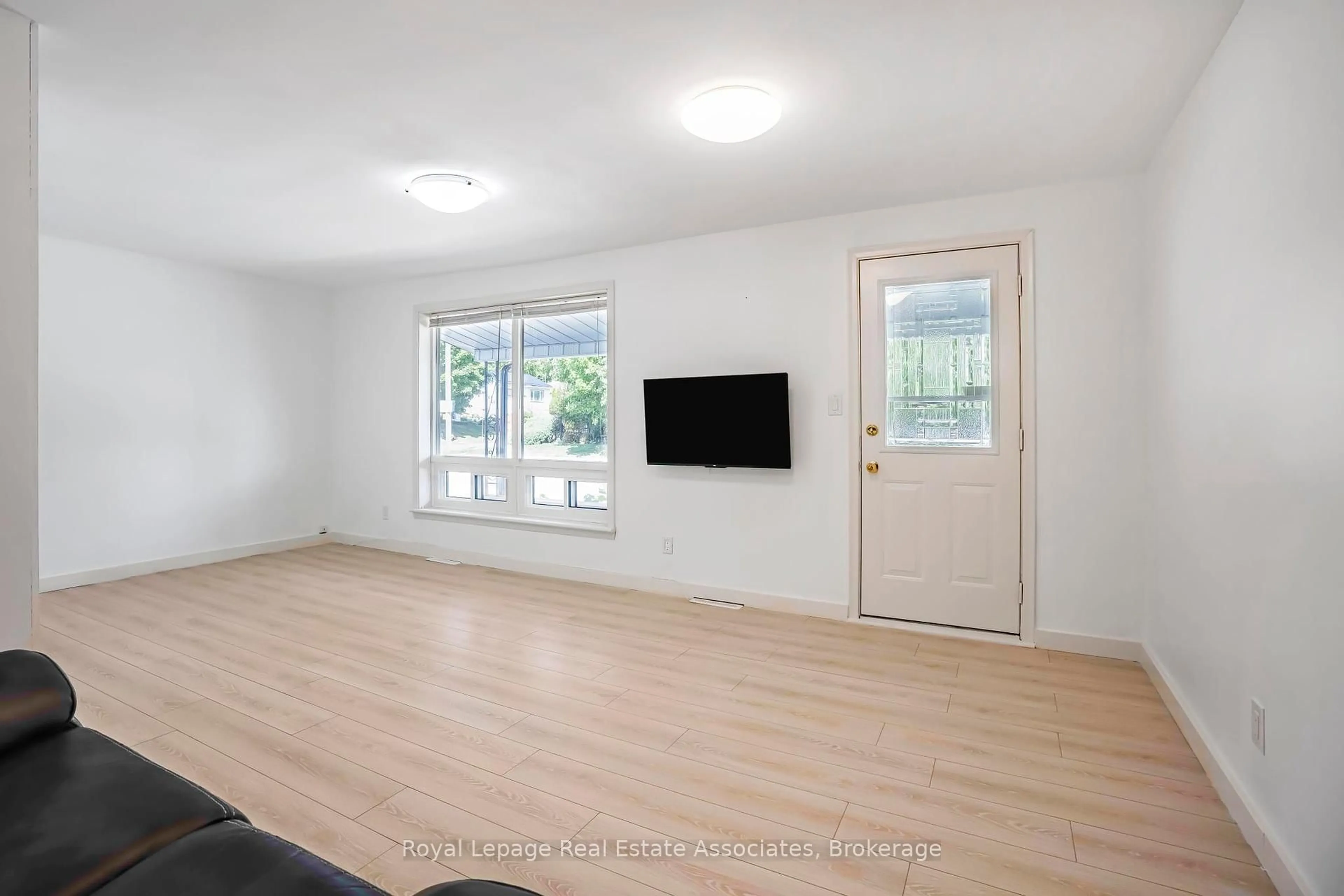 A pic of a room for 256 Chapel St, Norfolk Ontario N3Y 1N9
