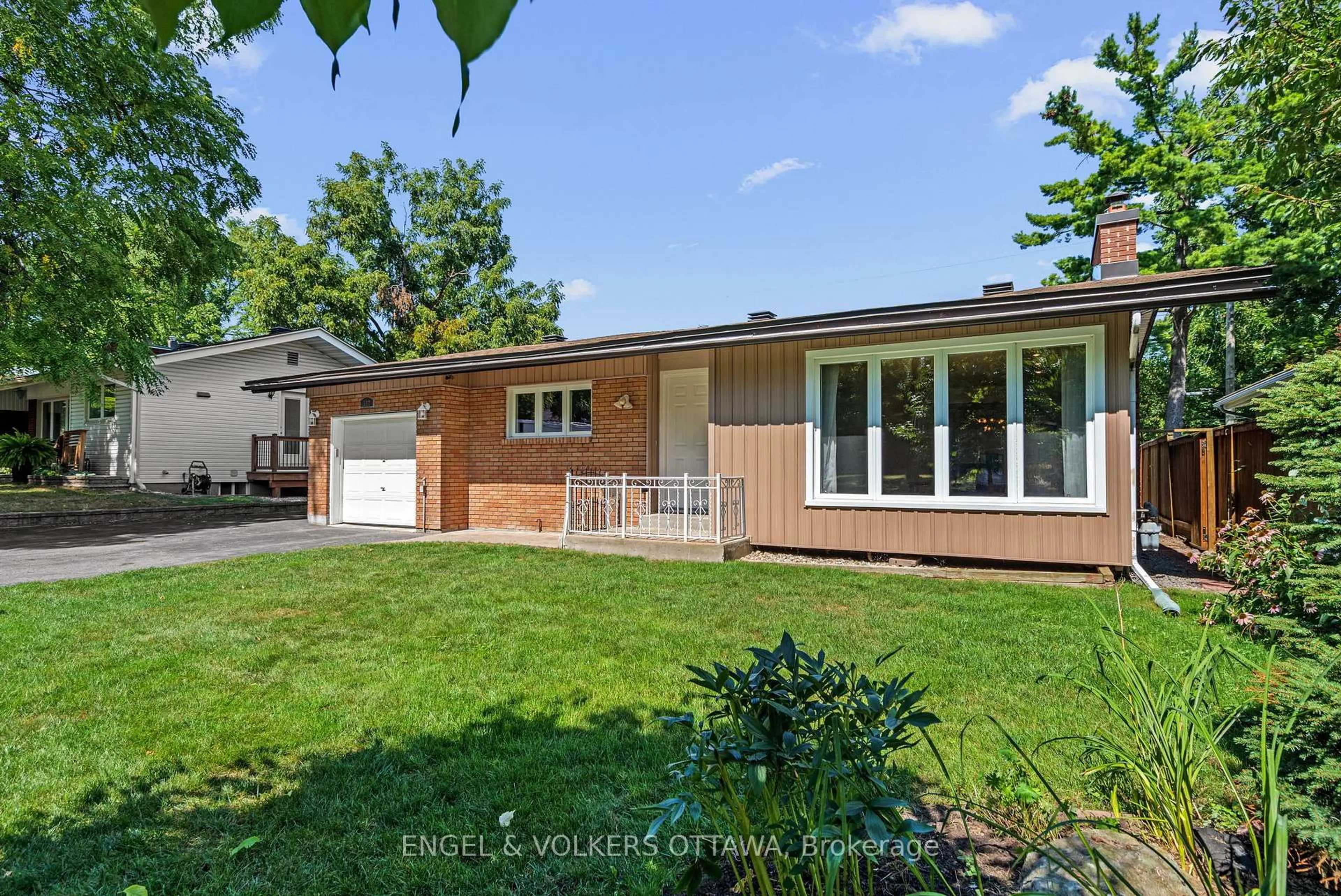 Home with brick exterior material, street for 337 Mountbatten Ave, Ottawa Ontario K1H 5W2