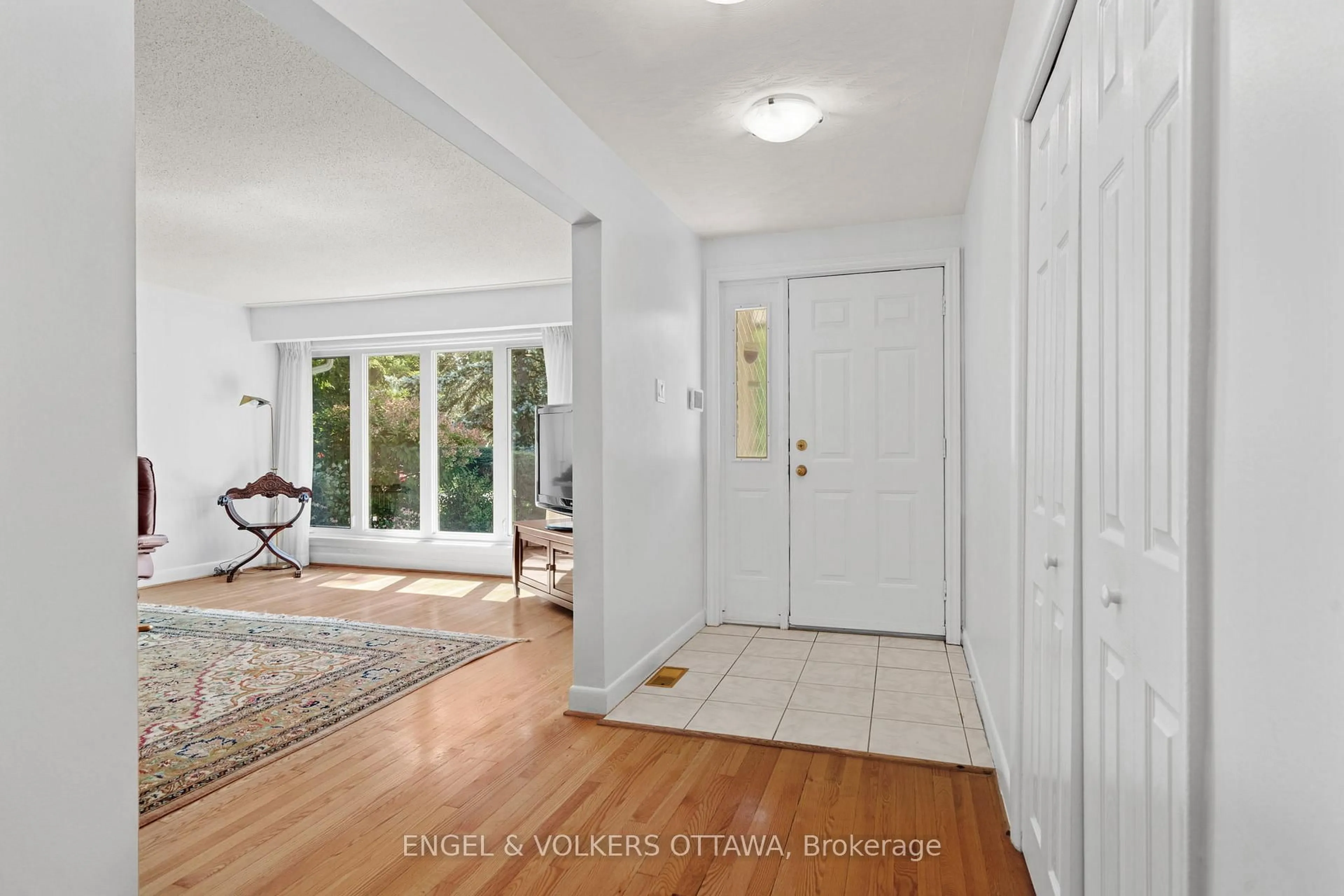 Indoor entryway for 337 Mountbatten Ave, Ottawa Ontario K1H 5W2