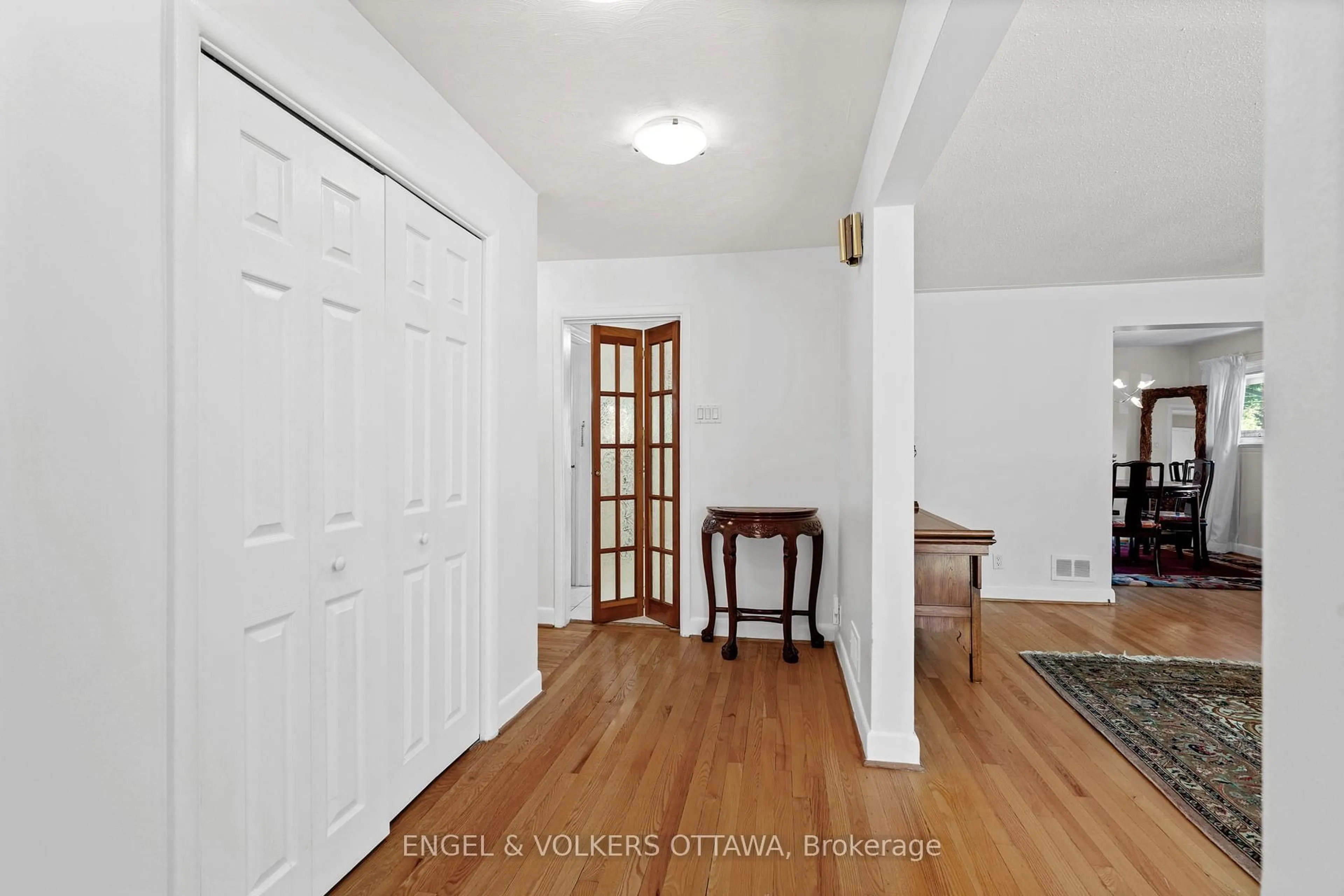 Indoor entryway for 337 Mountbatten Ave, Ottawa Ontario K1H 5W2