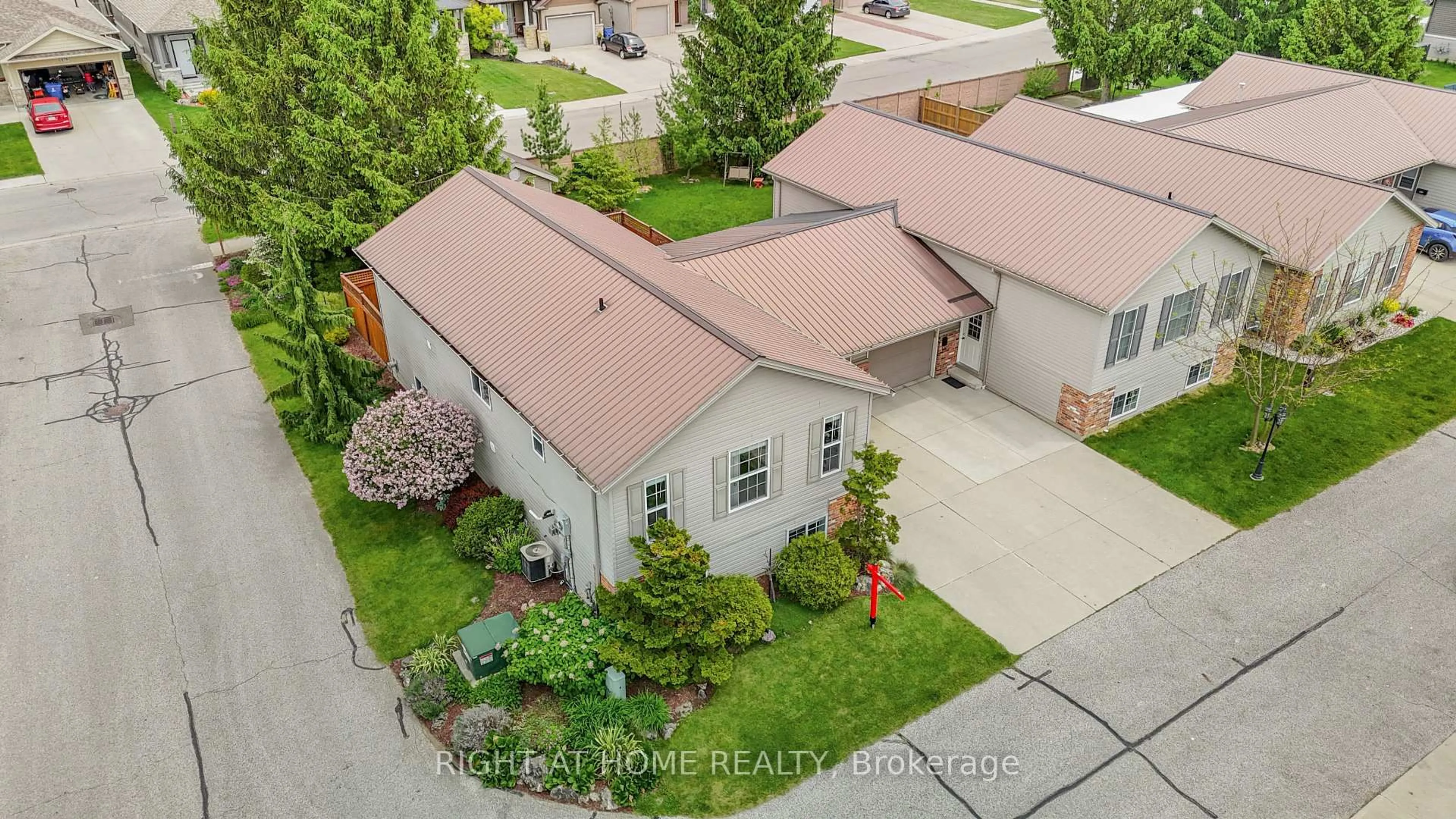 A pic from outside/outdoor area/front of a property/back of a property/a pic from drone, street for 9 Discovery Crt, Chatham-Kent Ontario N7L 0A3