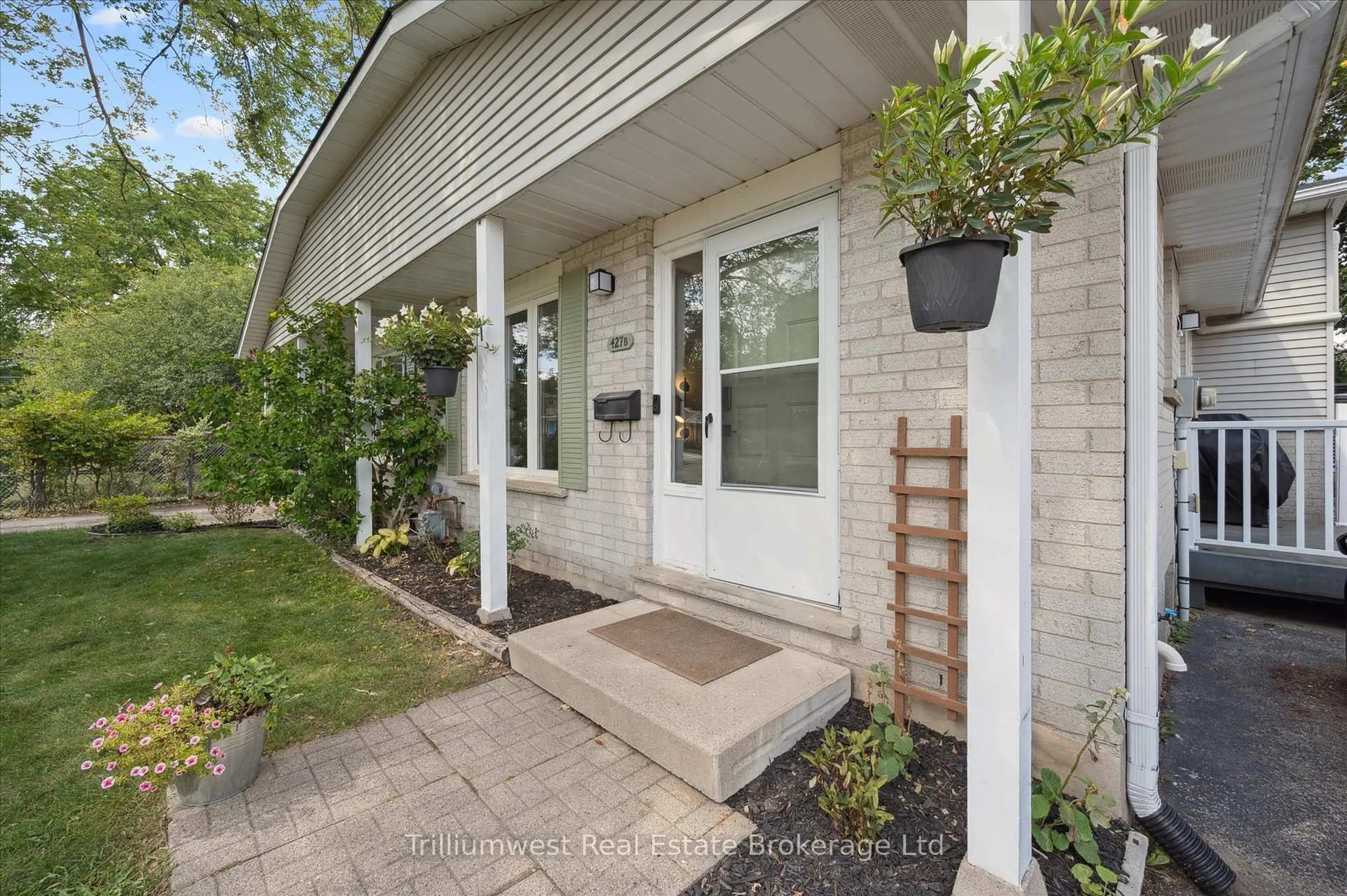 Unknown for 427B Dayna Cres, Waterloo Ontario N2K 3M5