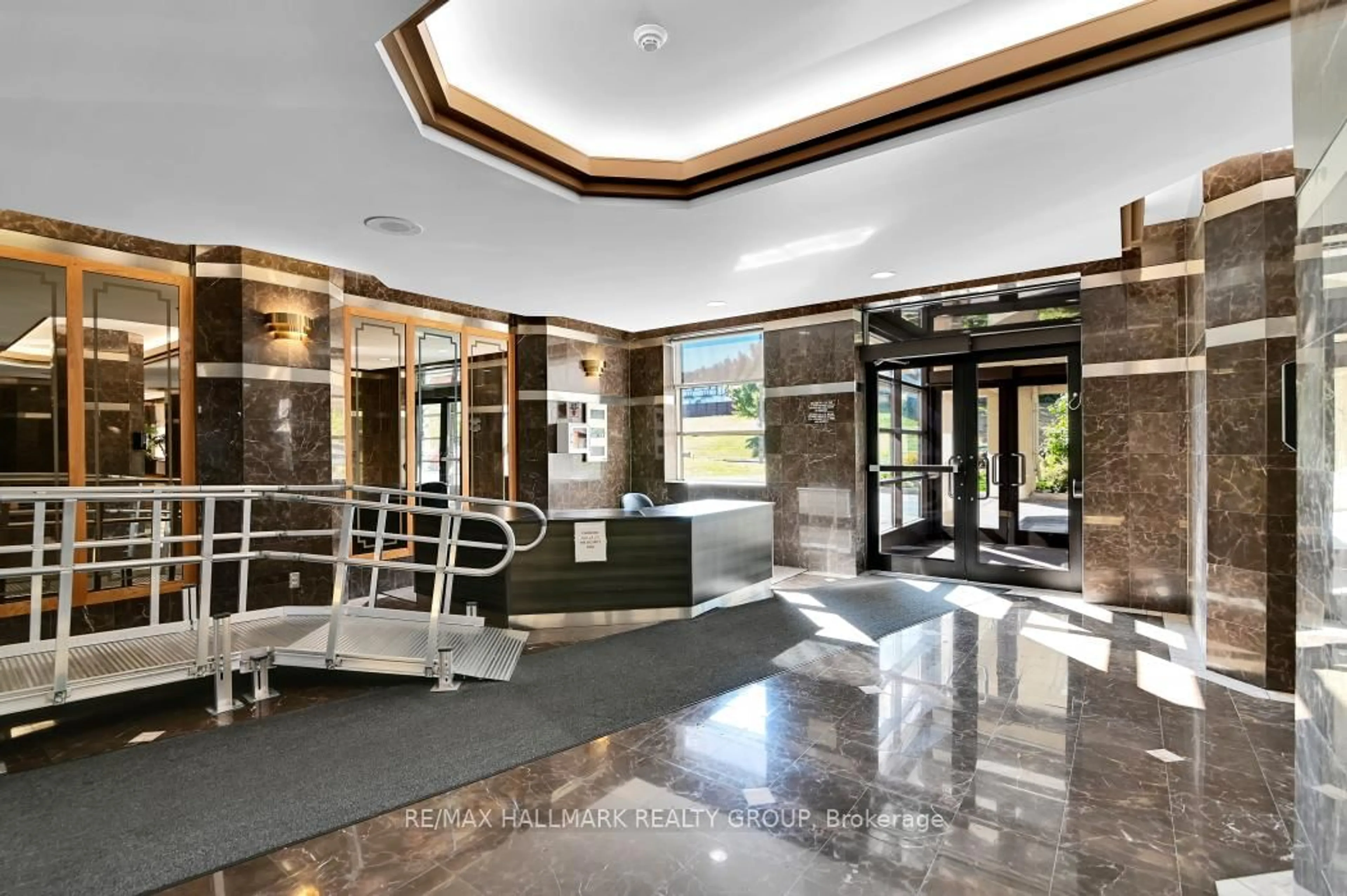 Indoor foyer for 2760 Carousel Cres #708, Ottawa Ontario K1T 2N4