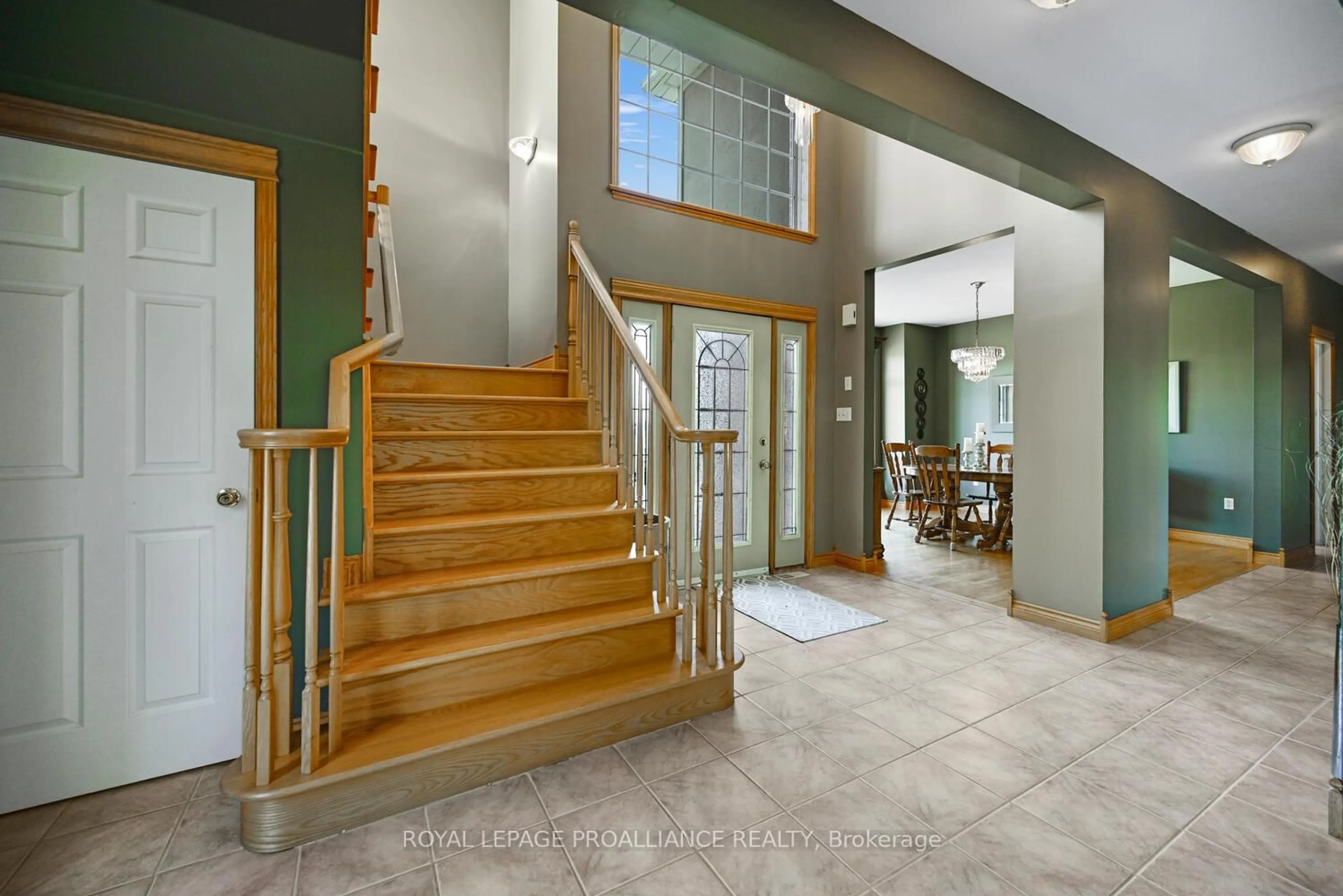 Indoor foyer for 3560/3562 Weir Rd, Edwardsburgh/Cardinal Ontario K0E 1X0